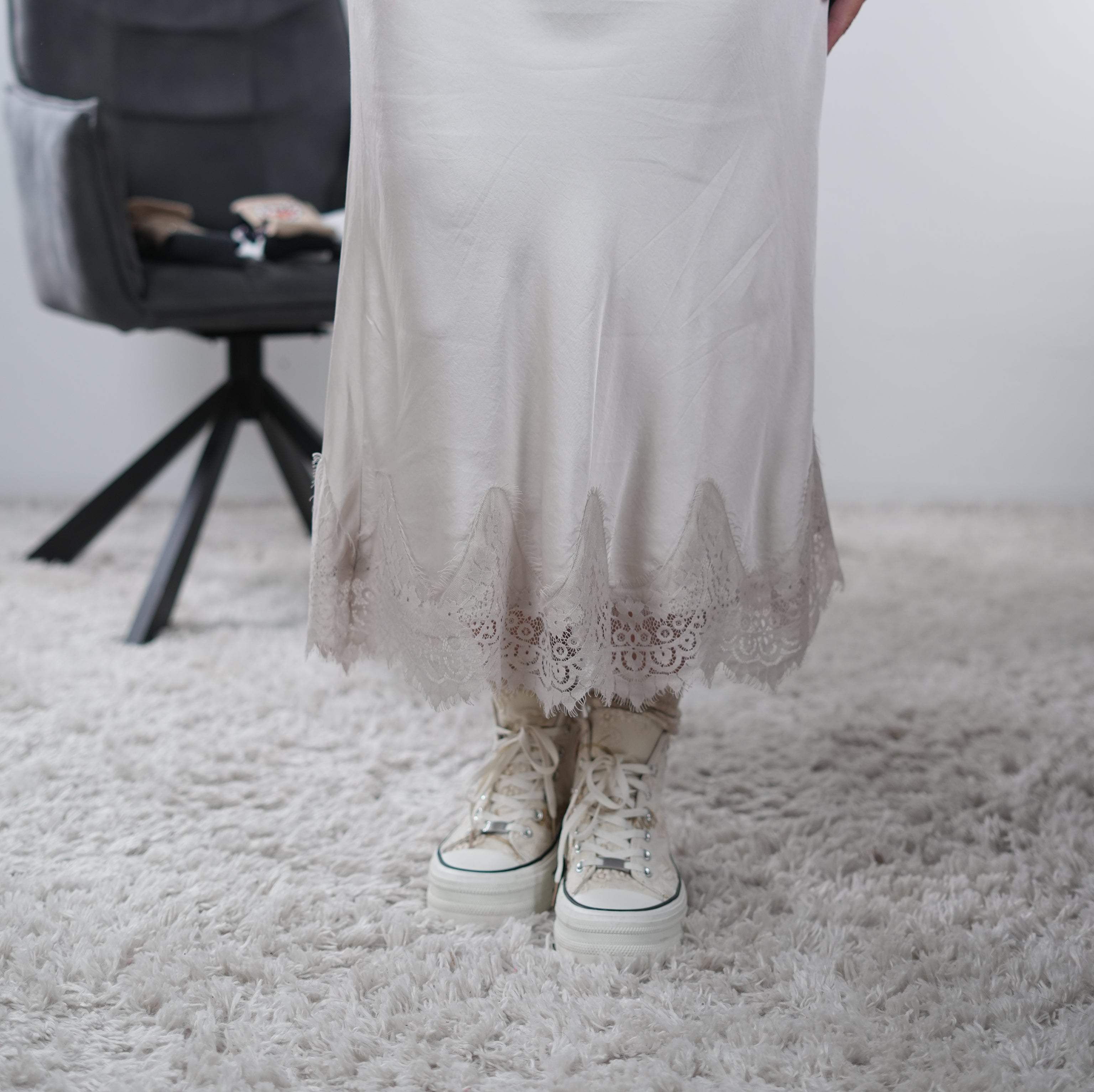 Satin Rock mit Spitze verziert One Size (ca Gr. 38 "oversize"-42) Sand