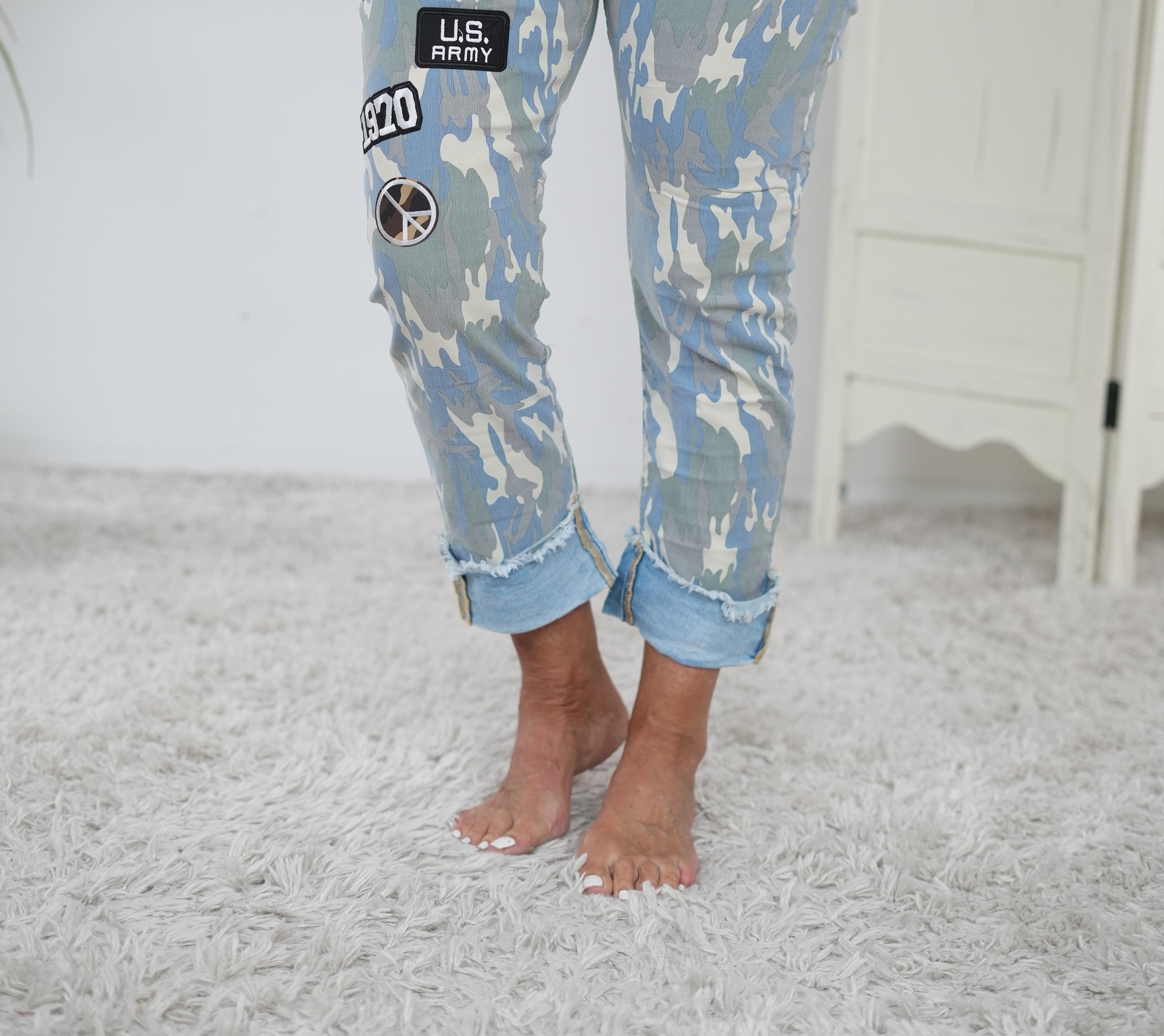 auffällige Jeans im blauen Camouflage