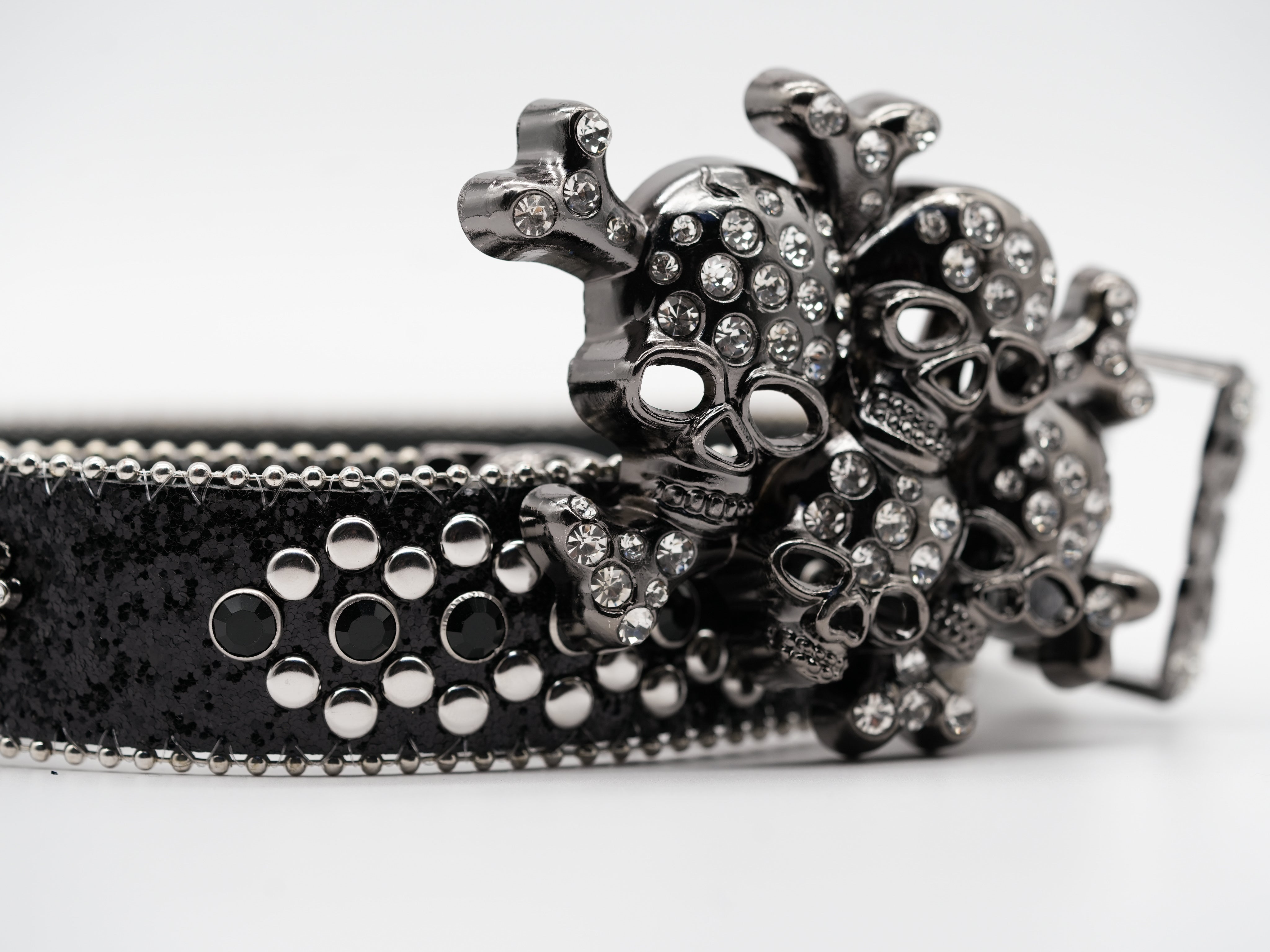 Schwarzer Gürtel mit Skulls & Nieten