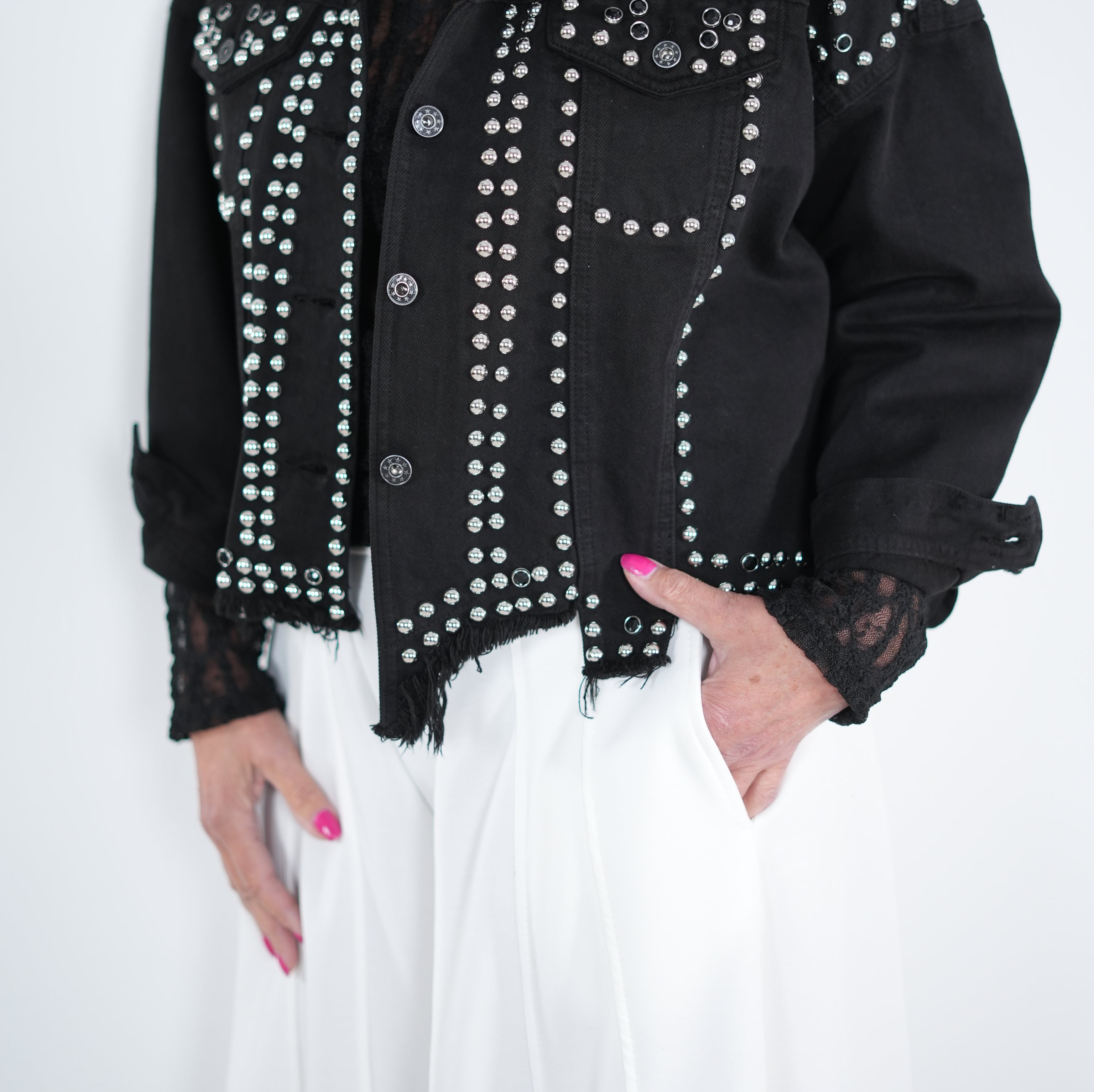 Jeans Jacke mit Nieten verziert