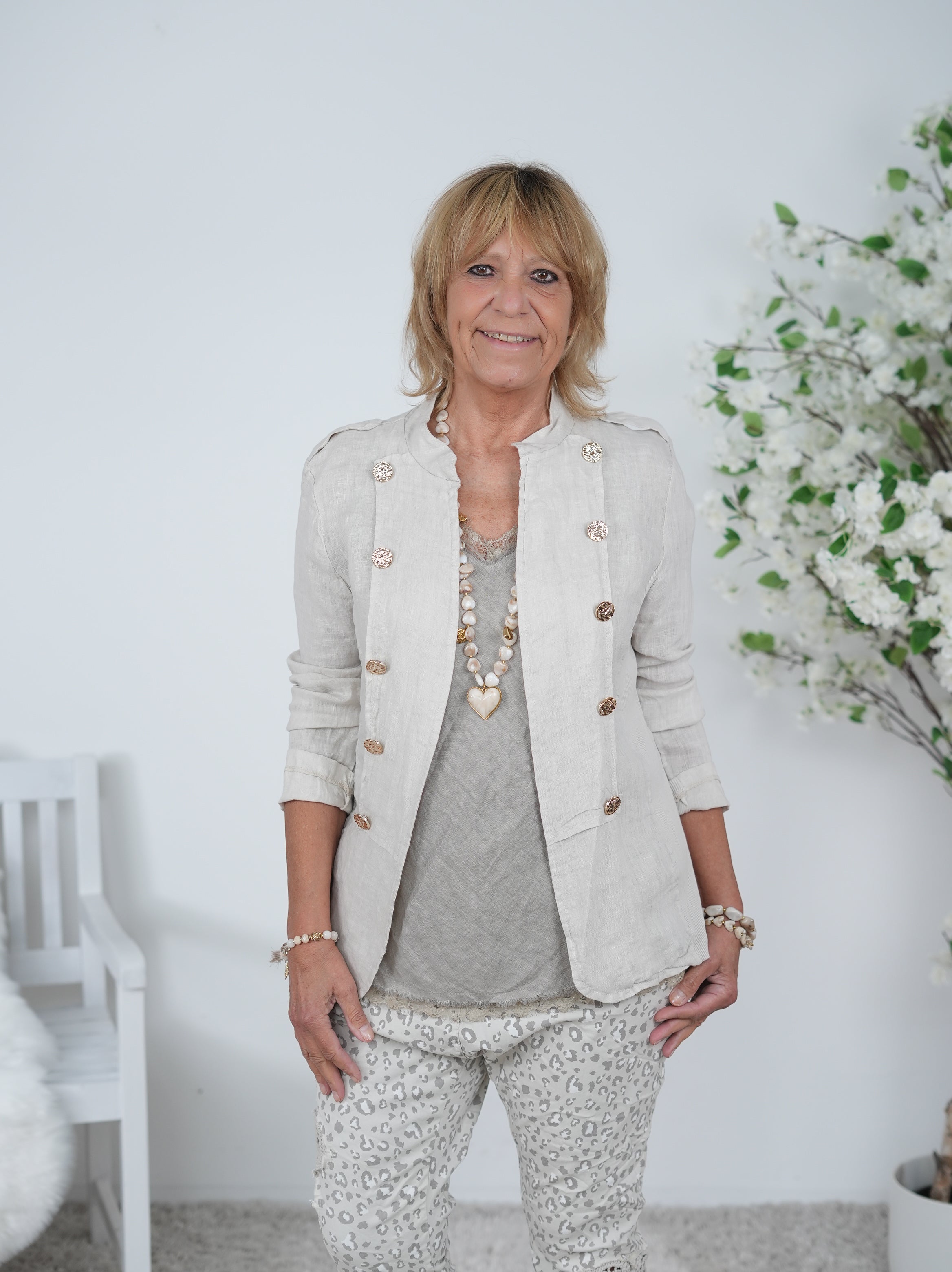 sportlicher Leinen Blazer mit goldenen Knöpfen