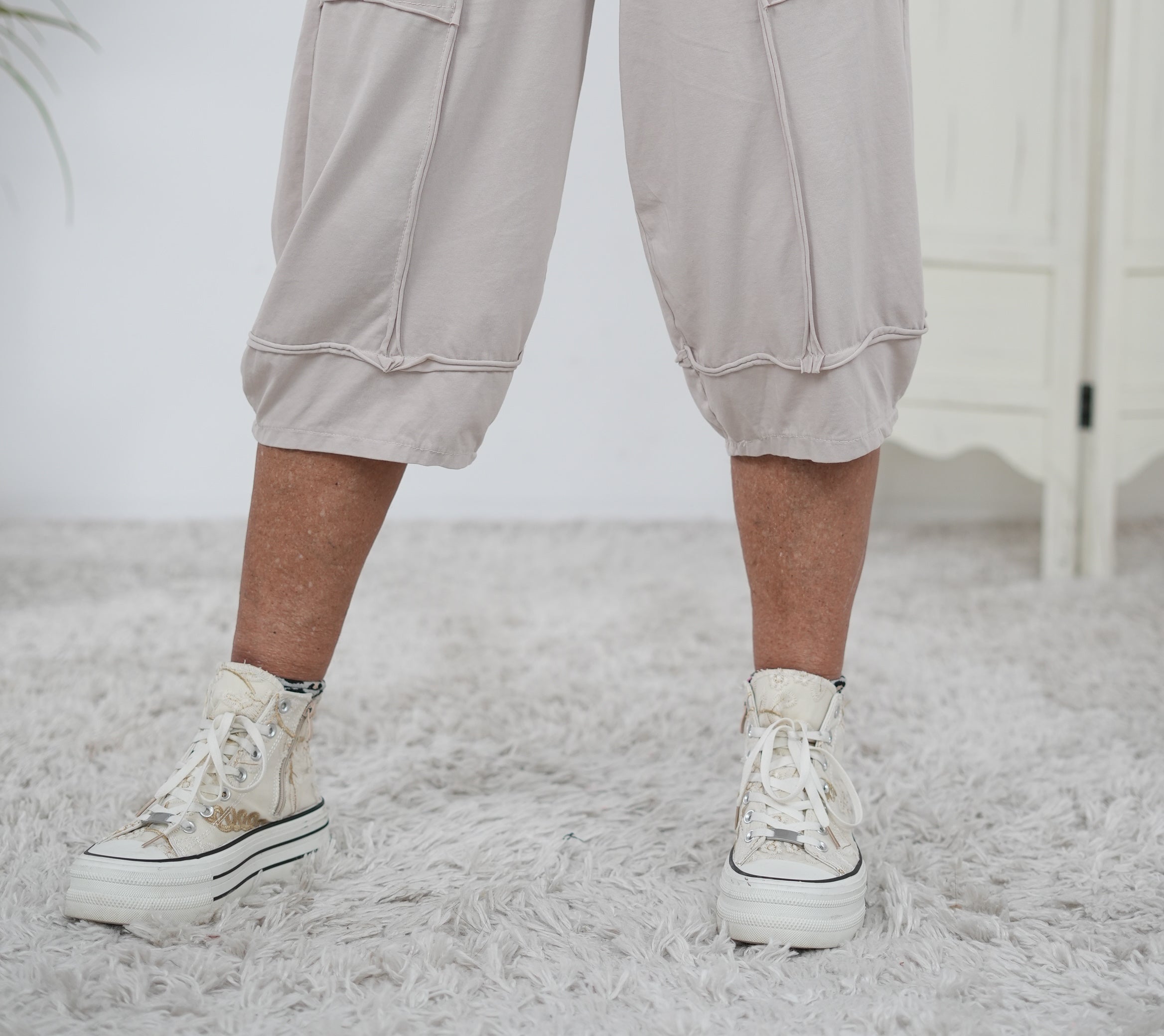 7/8 Jogpant mit Außennähten und Ösen verziert Beige