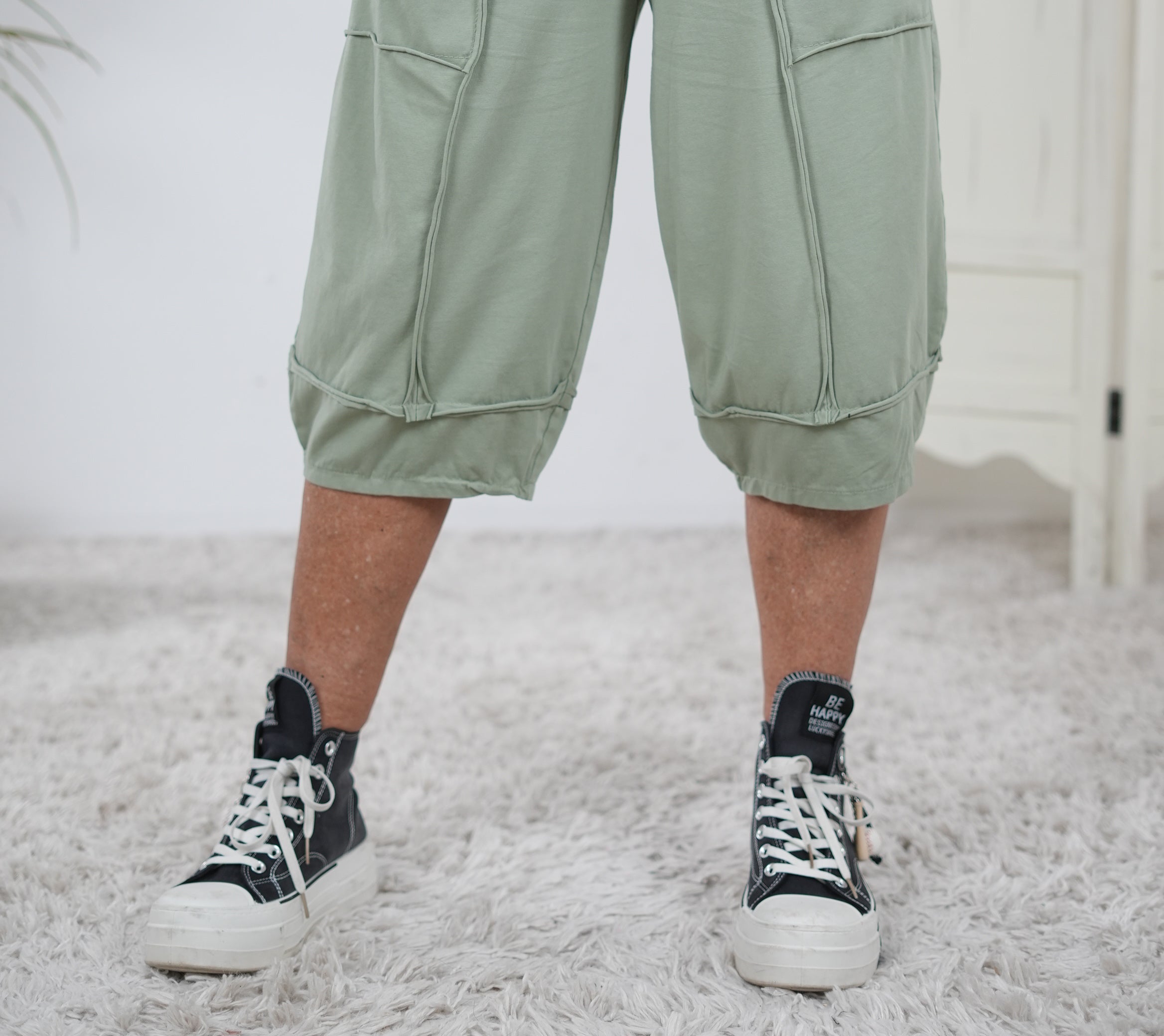 7/8 Jogpant mit Außennähten und Ösen verziert Olive