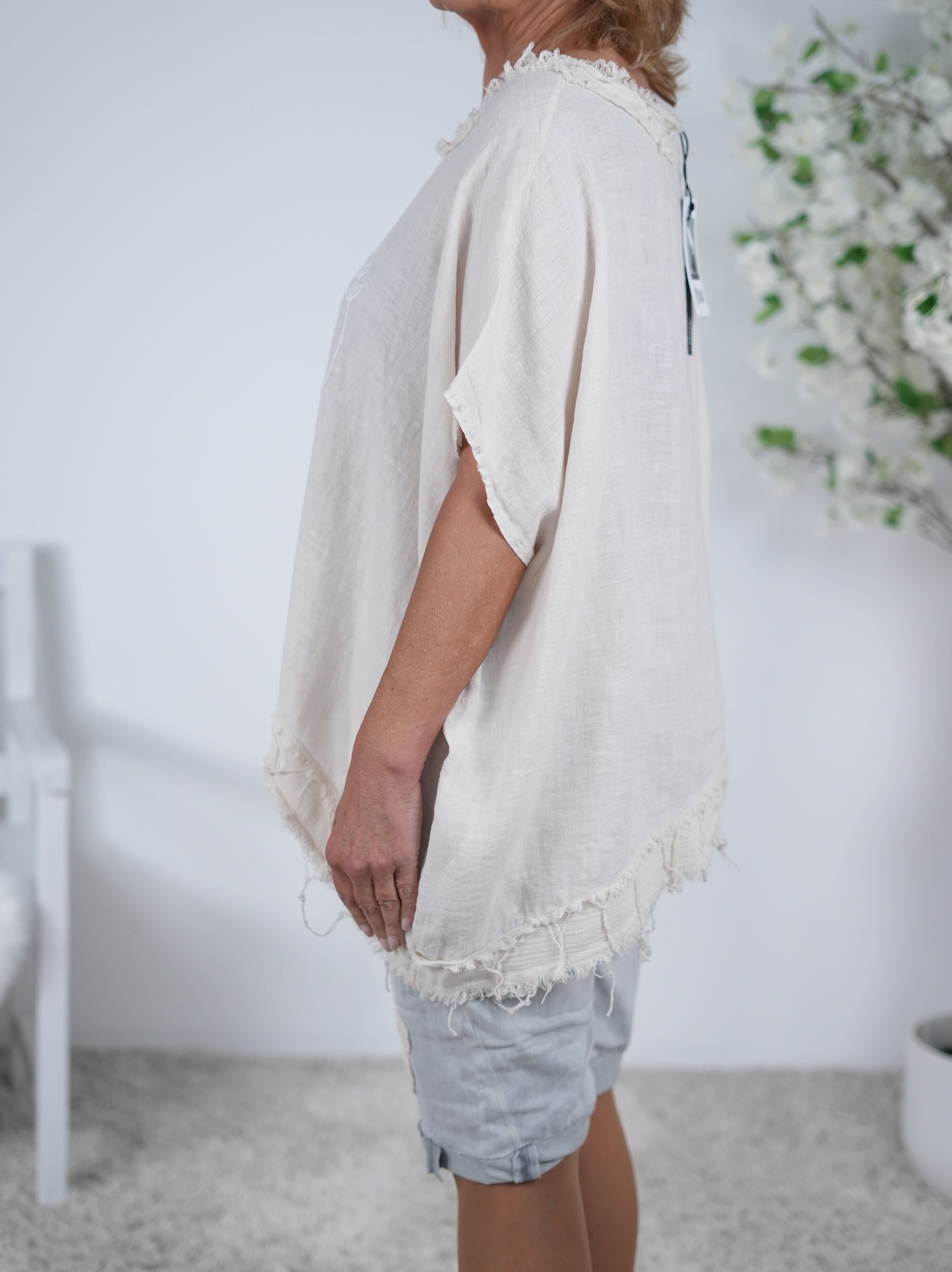 Asymmetrisch geschnittenes Leinen Shirt mit Fransen am Abschluss