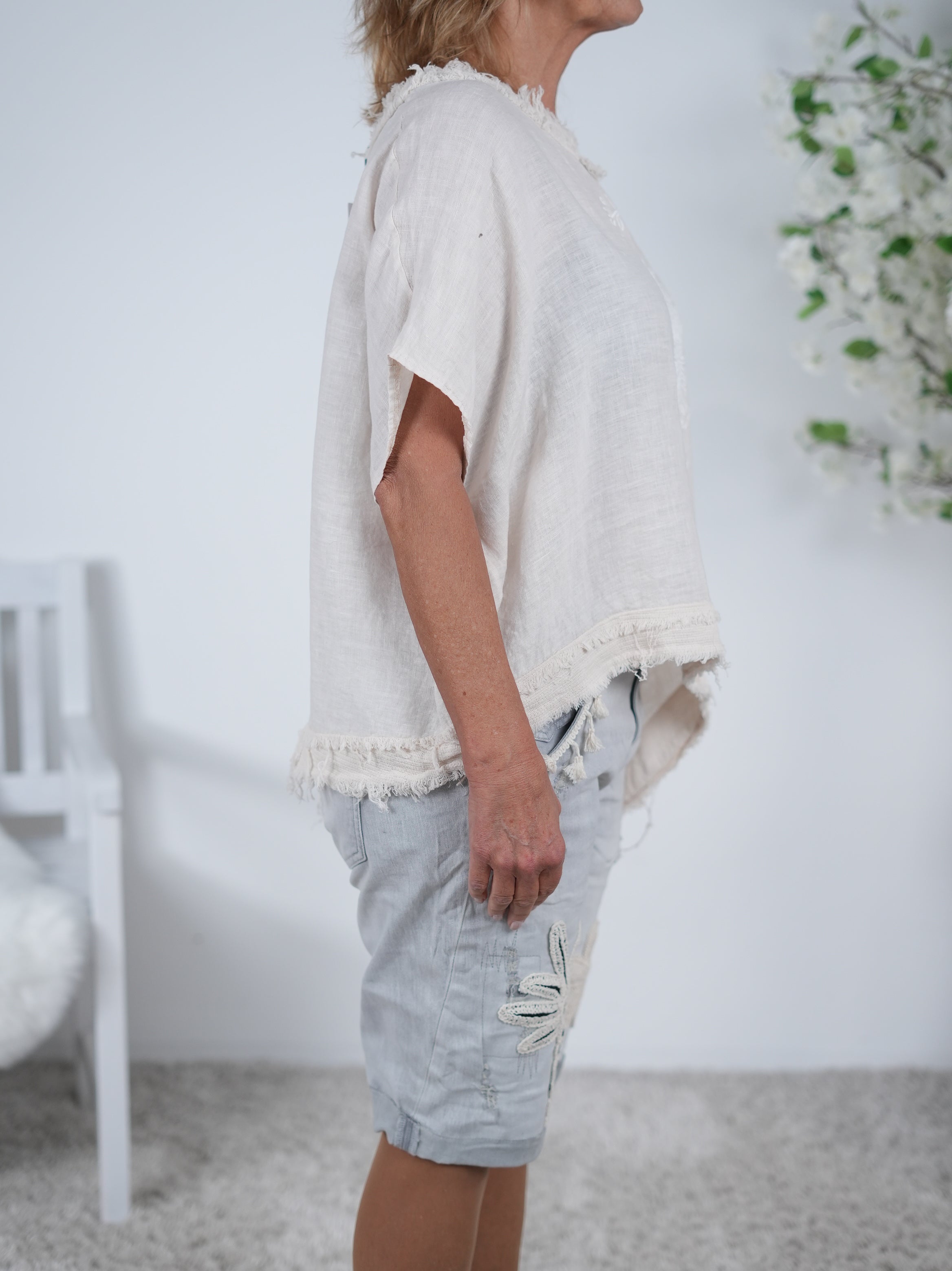 Asymmetrisch geschnittenes Leinen Shirt mit Fransen am Abschluss