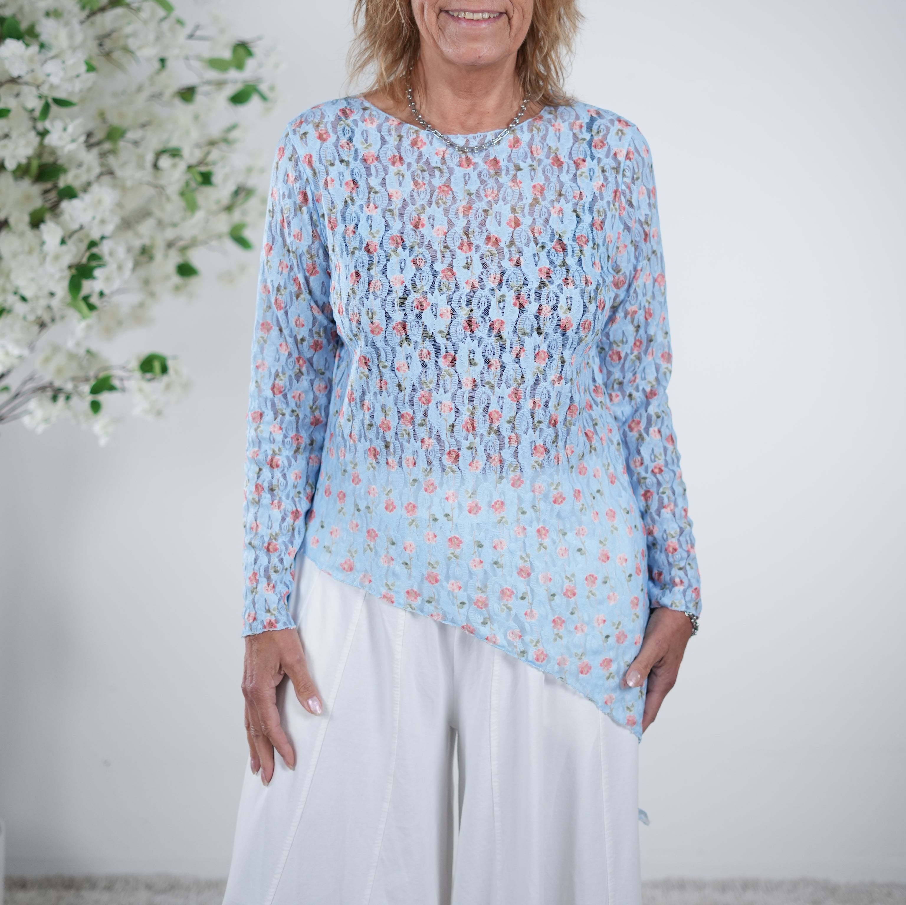 Asymmetrisch geschnittenes Shirt mit Blümchen verziert One Size (ca Größe 38-42) Blau