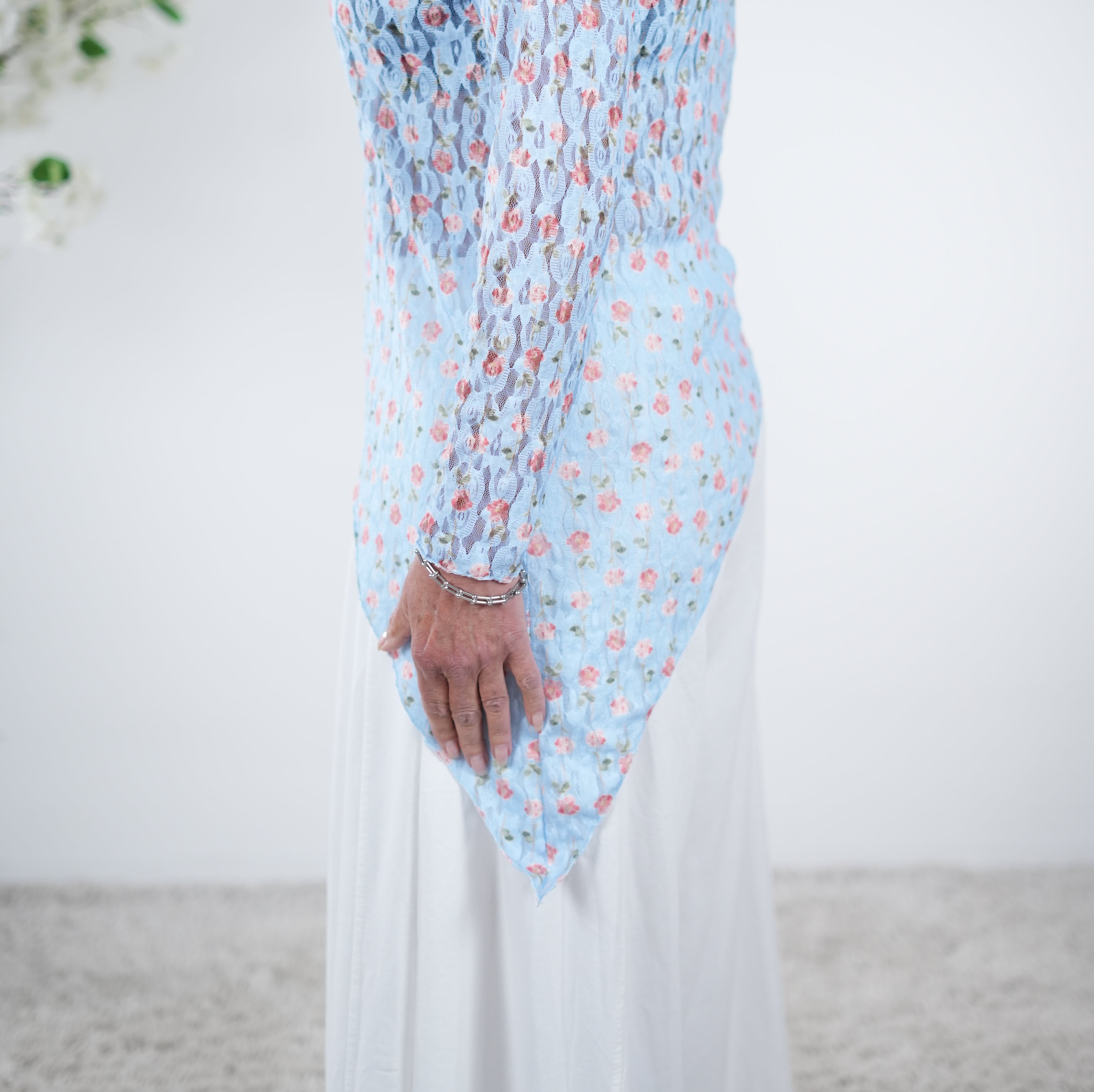 Asymmetrisch geschnittenes Shirt mit Blümchen verziert