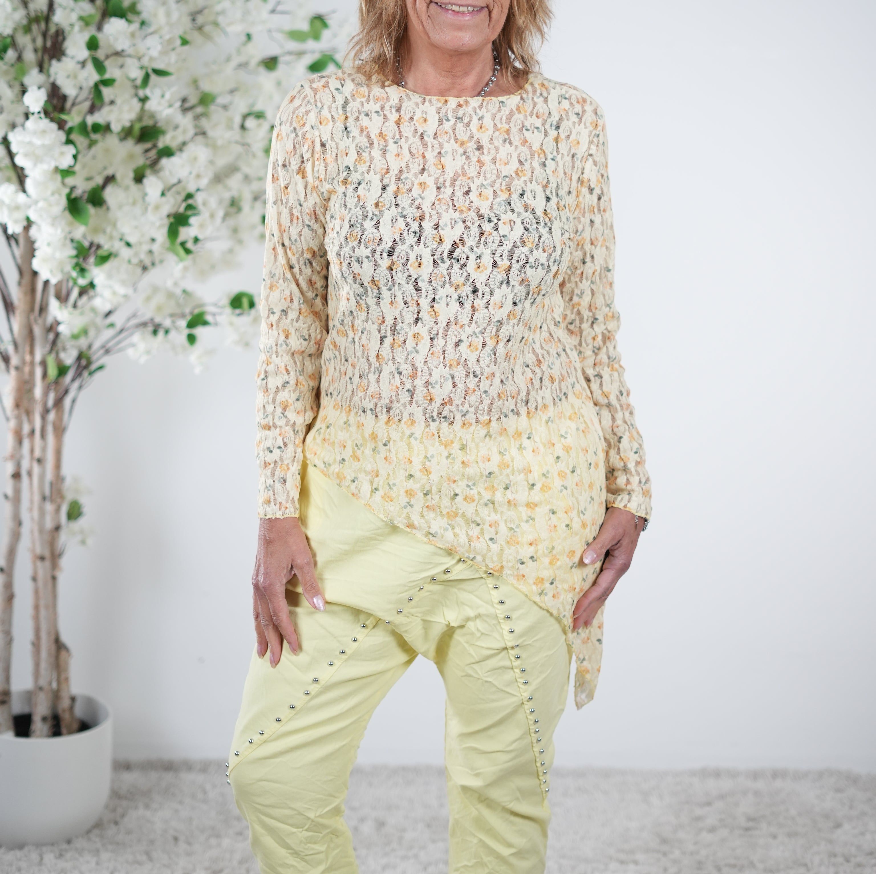 Asymmetrisch geschnittenes Shirt mit Blümchen verziert One Size (ca Größe 38-42) Gelb