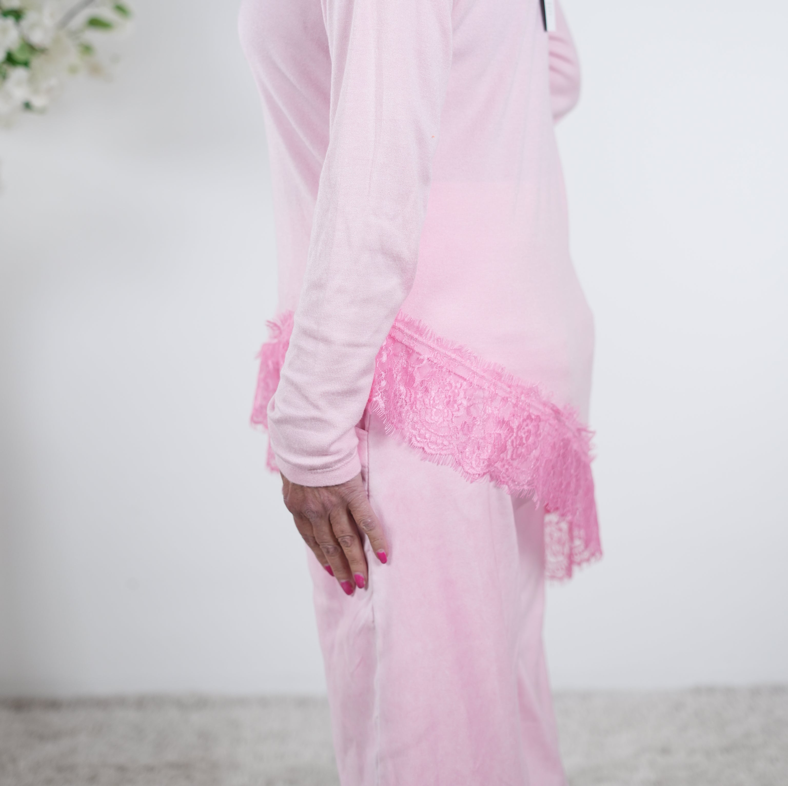 asymmetrischer Feinstrickpulli mit Spitze