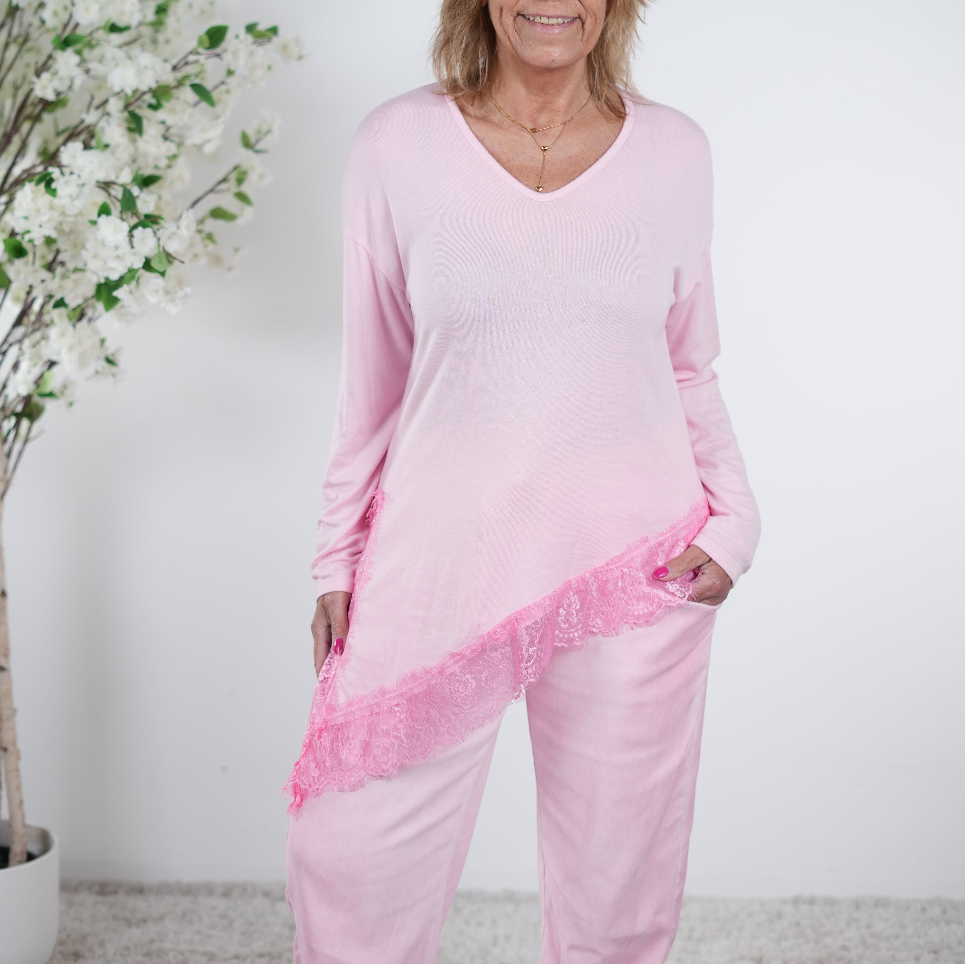 asymmetrischer Feinstrickpulli mit Spitze