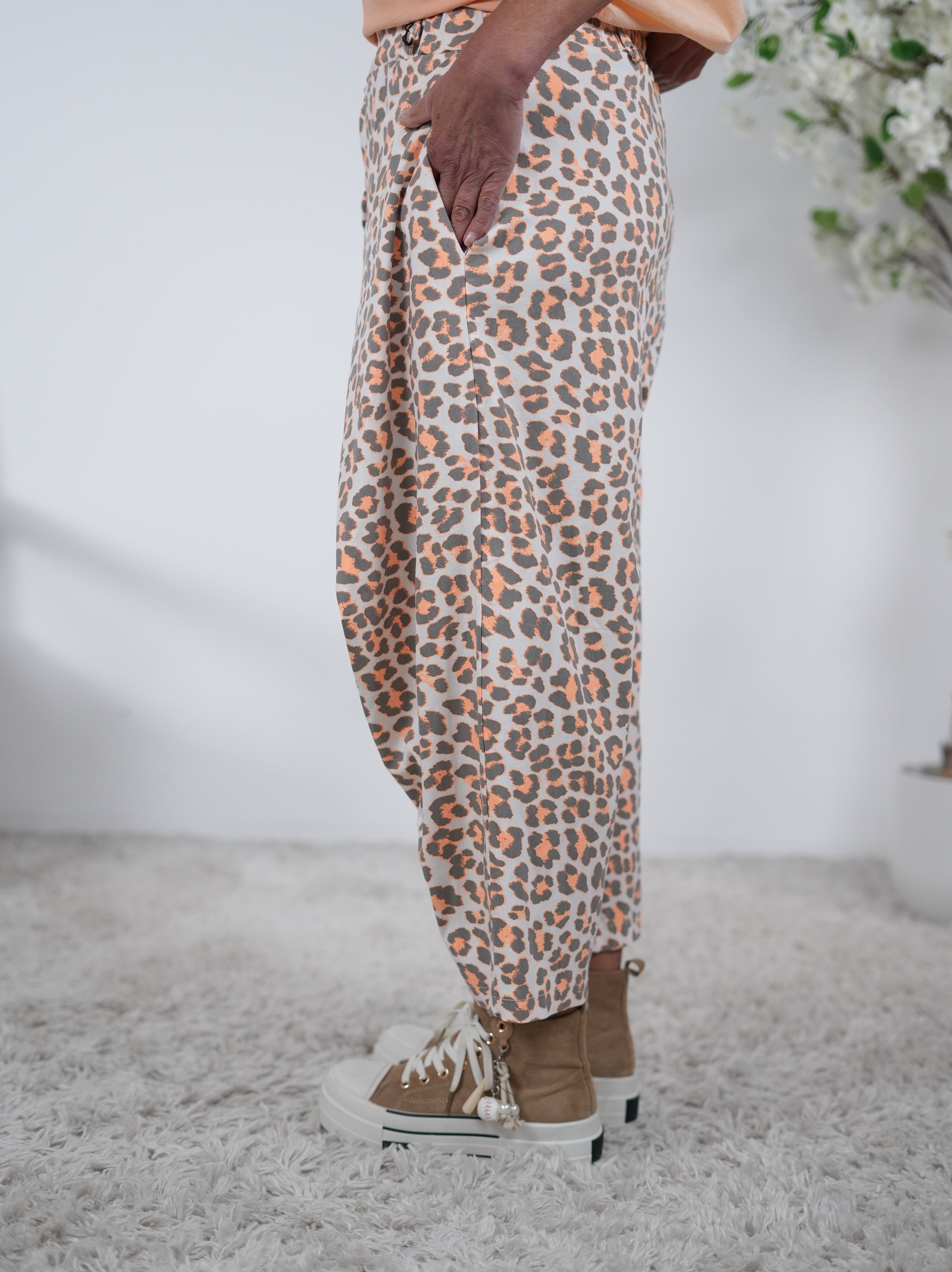 ausgefallene Baggy im Leo Look