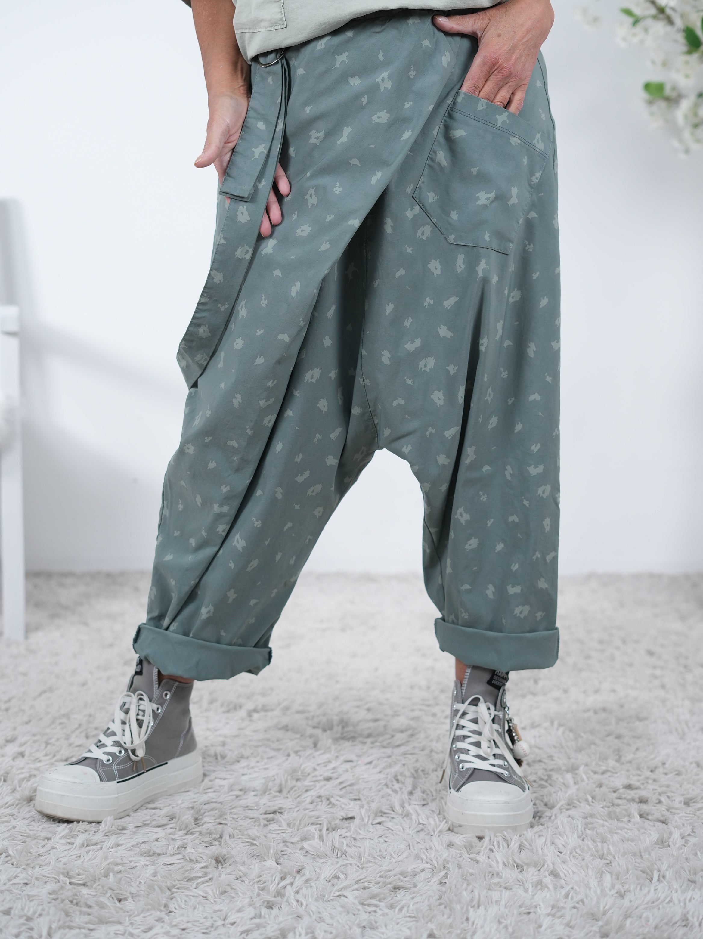 Ausgefallene Haremshose im Leo Look Einheitsgröße (ca Gr. 40 42-46) Olive