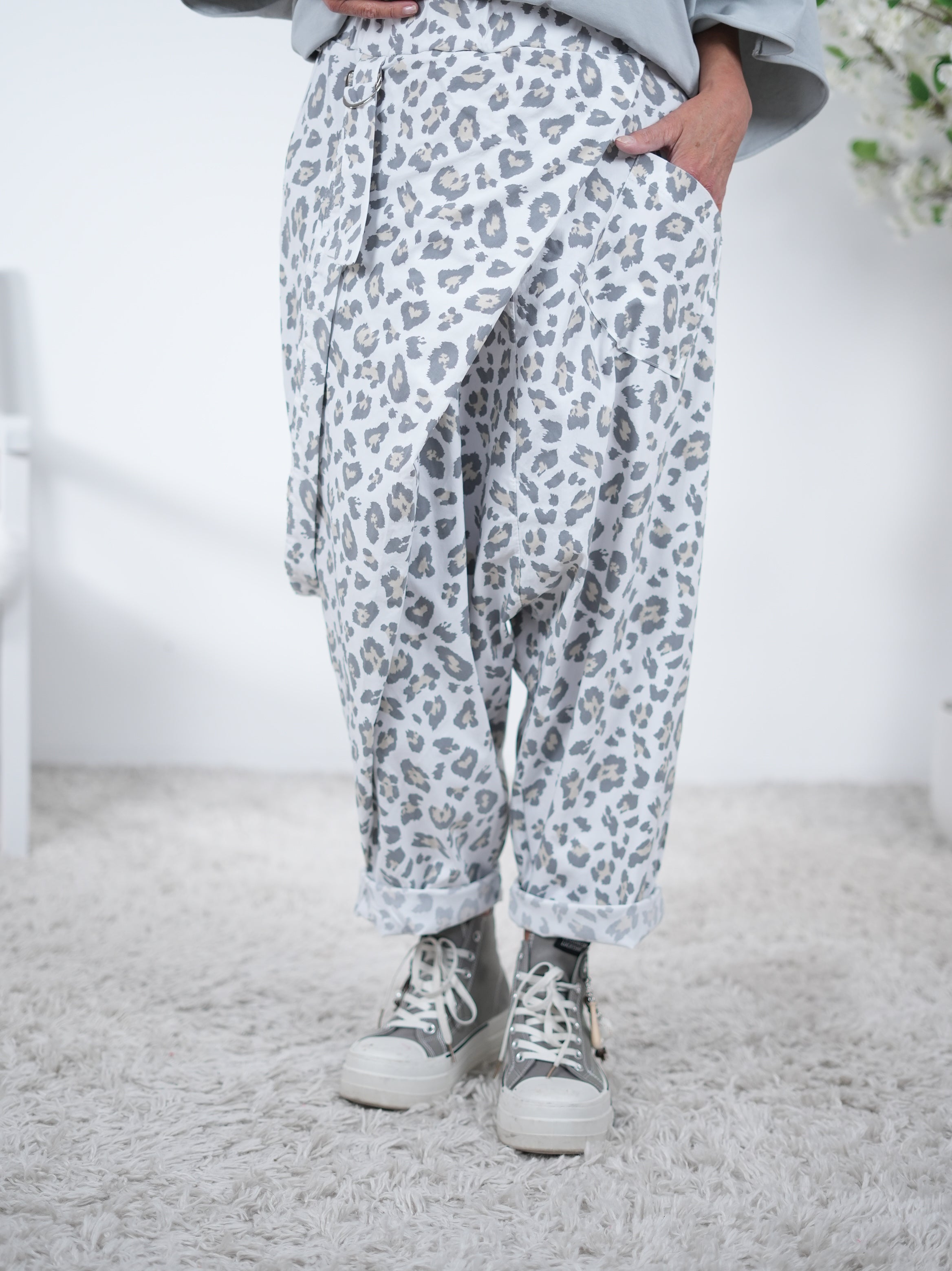 Ausgefallene Haremshose im Leo Look