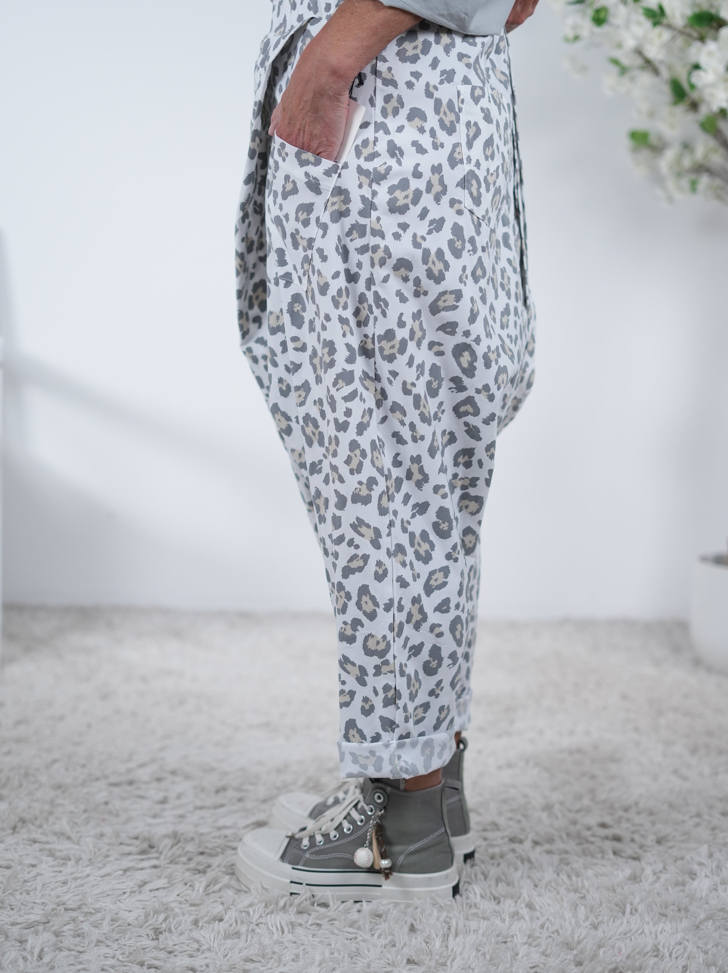 Ausgefallene Haremshose im Leo Look