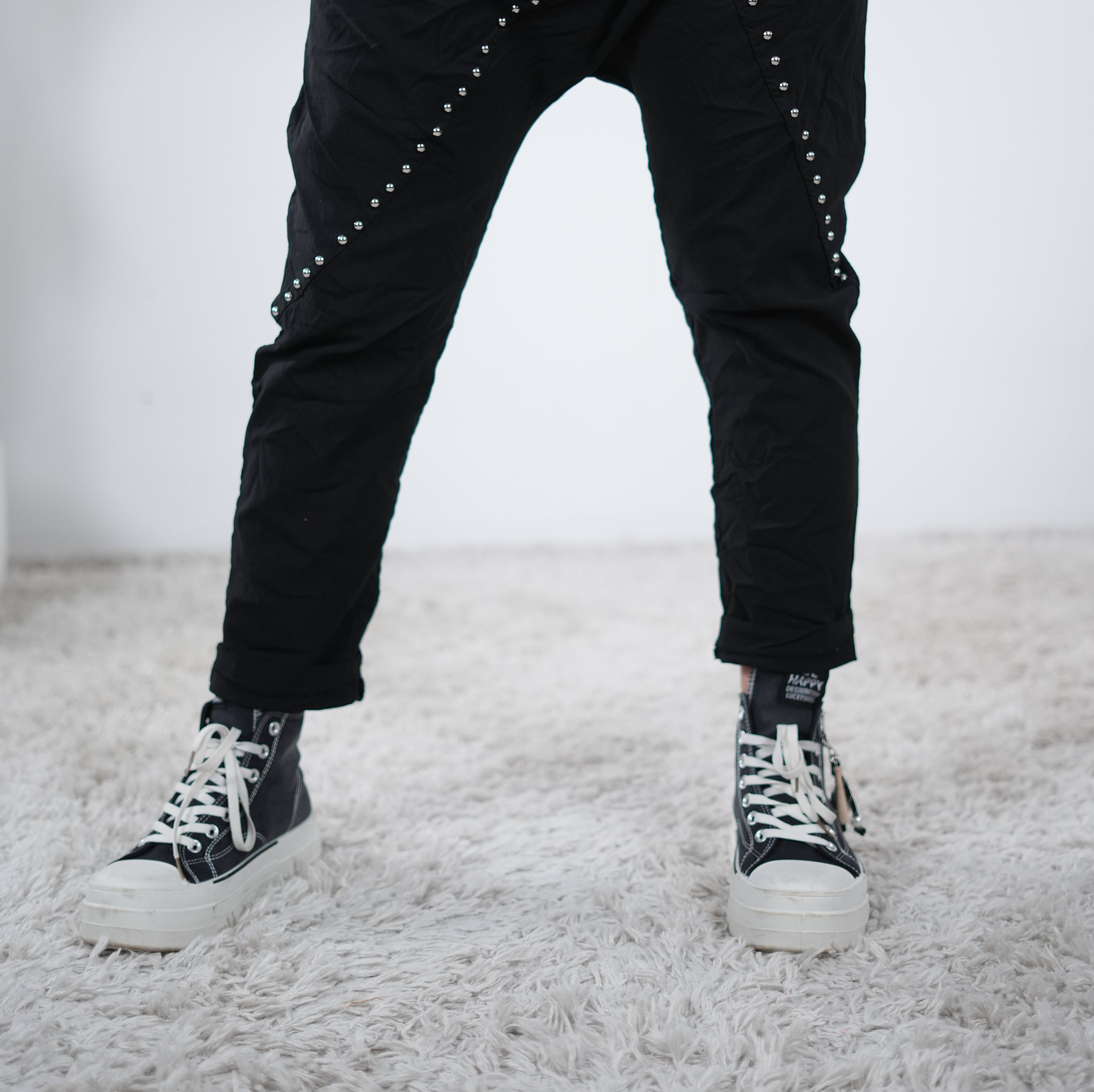 Baggy mit Nieten verziert One Size (ca Gr. 40-44) Schwarz