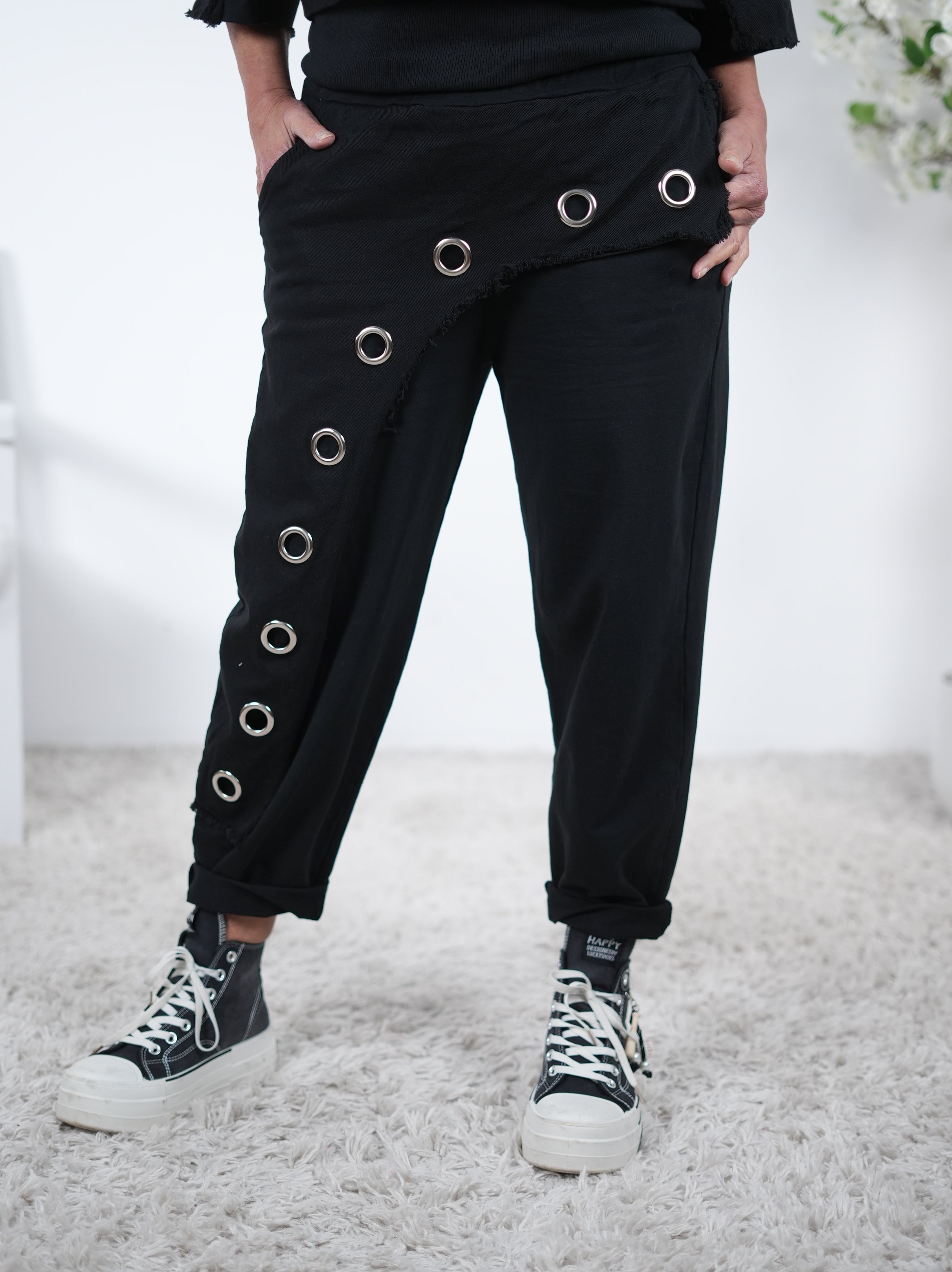 Baggy mit Ösen verziert