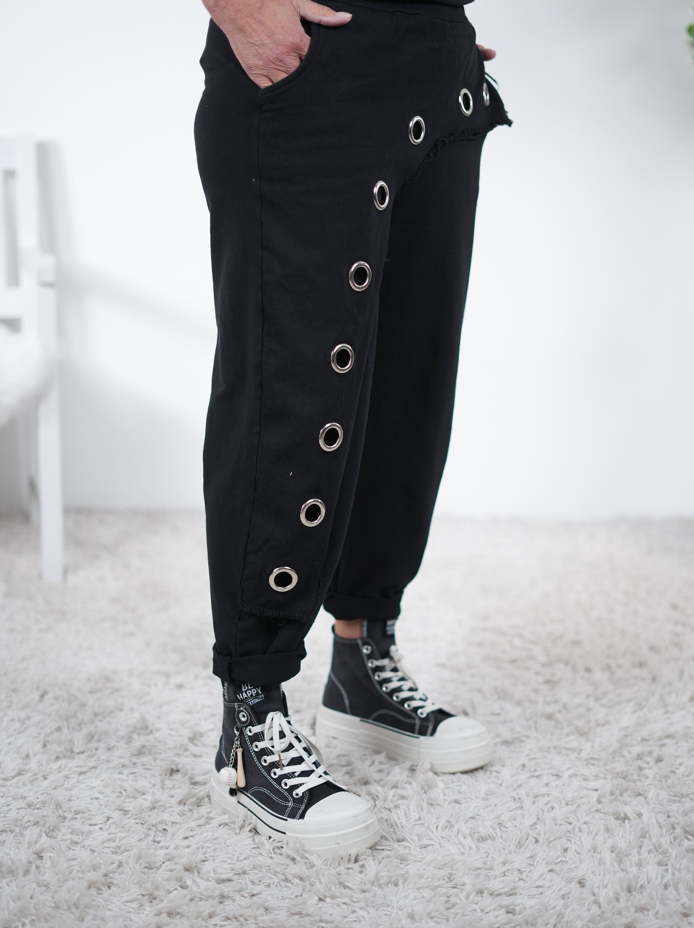 Baggy mit Ösen verziert