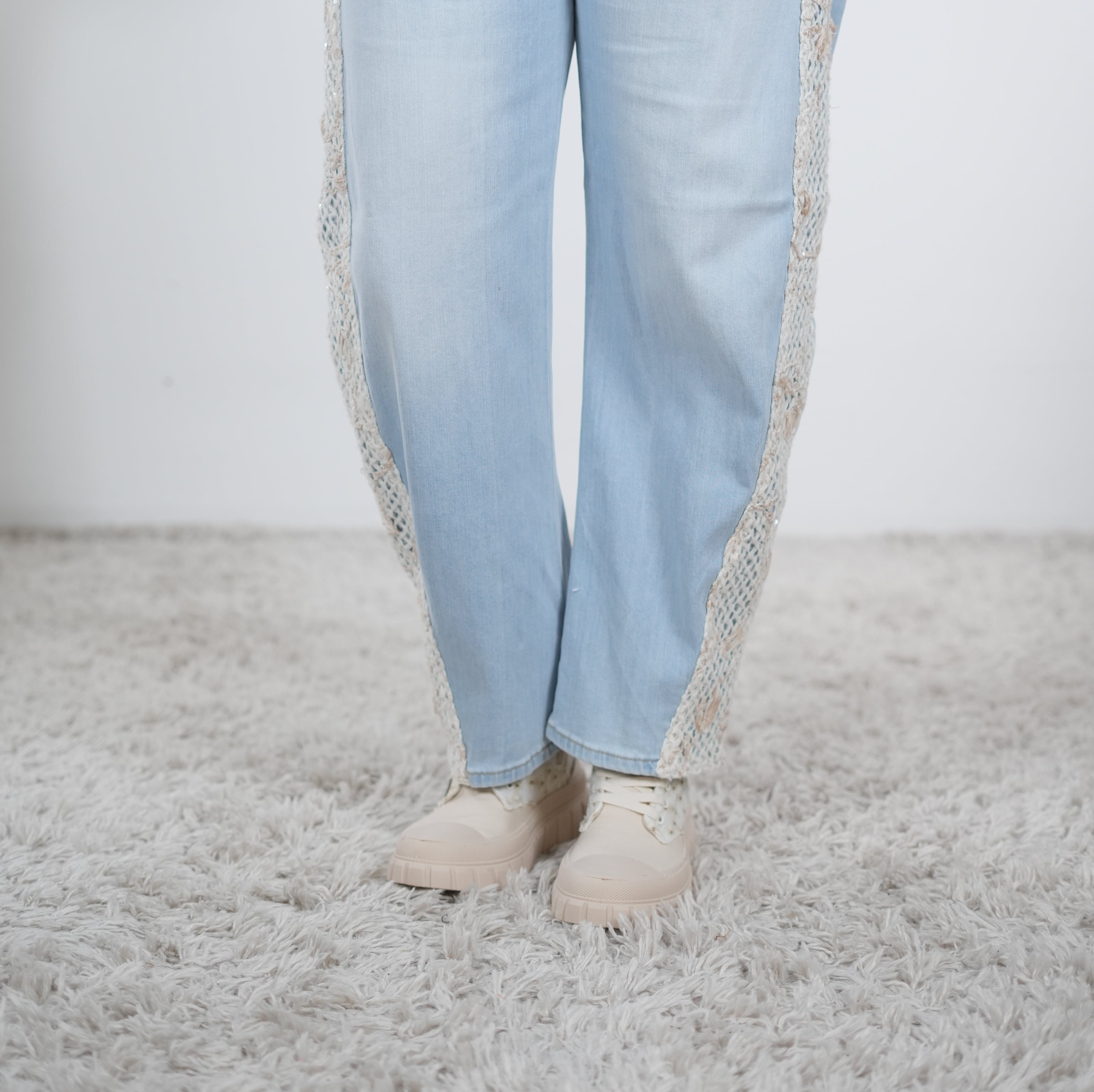 Barrel Jeans mit Häkeleinsätzen