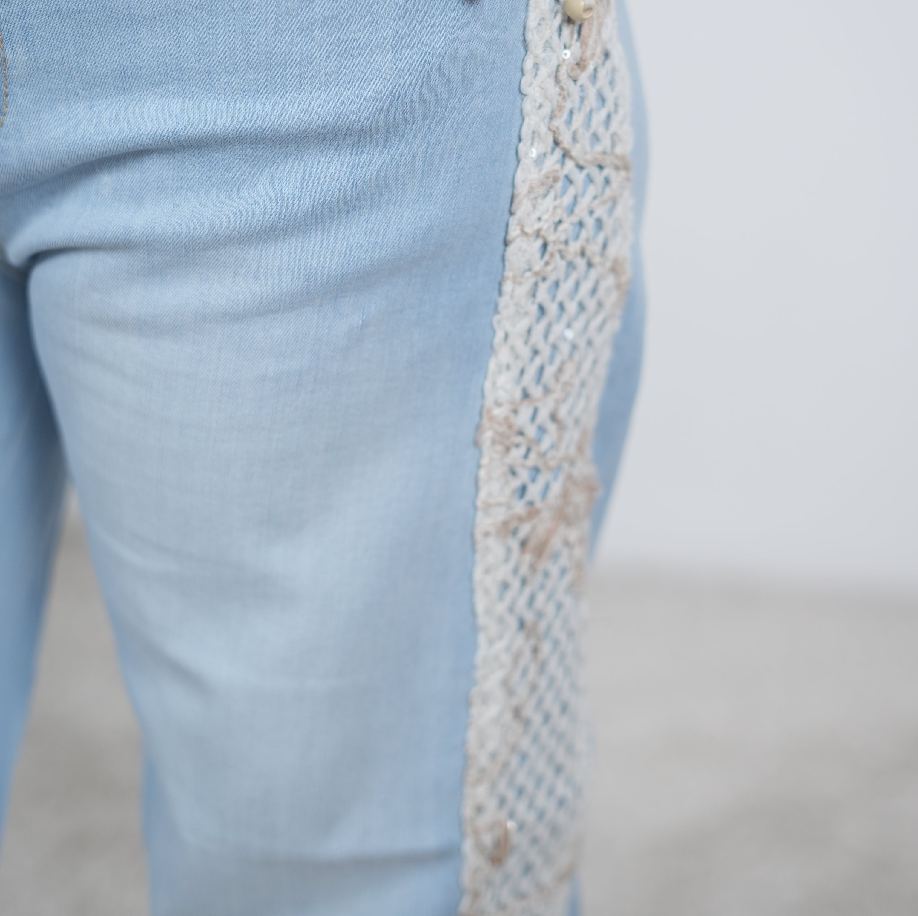 Barrel Jeans mit Häkeleinsätzen