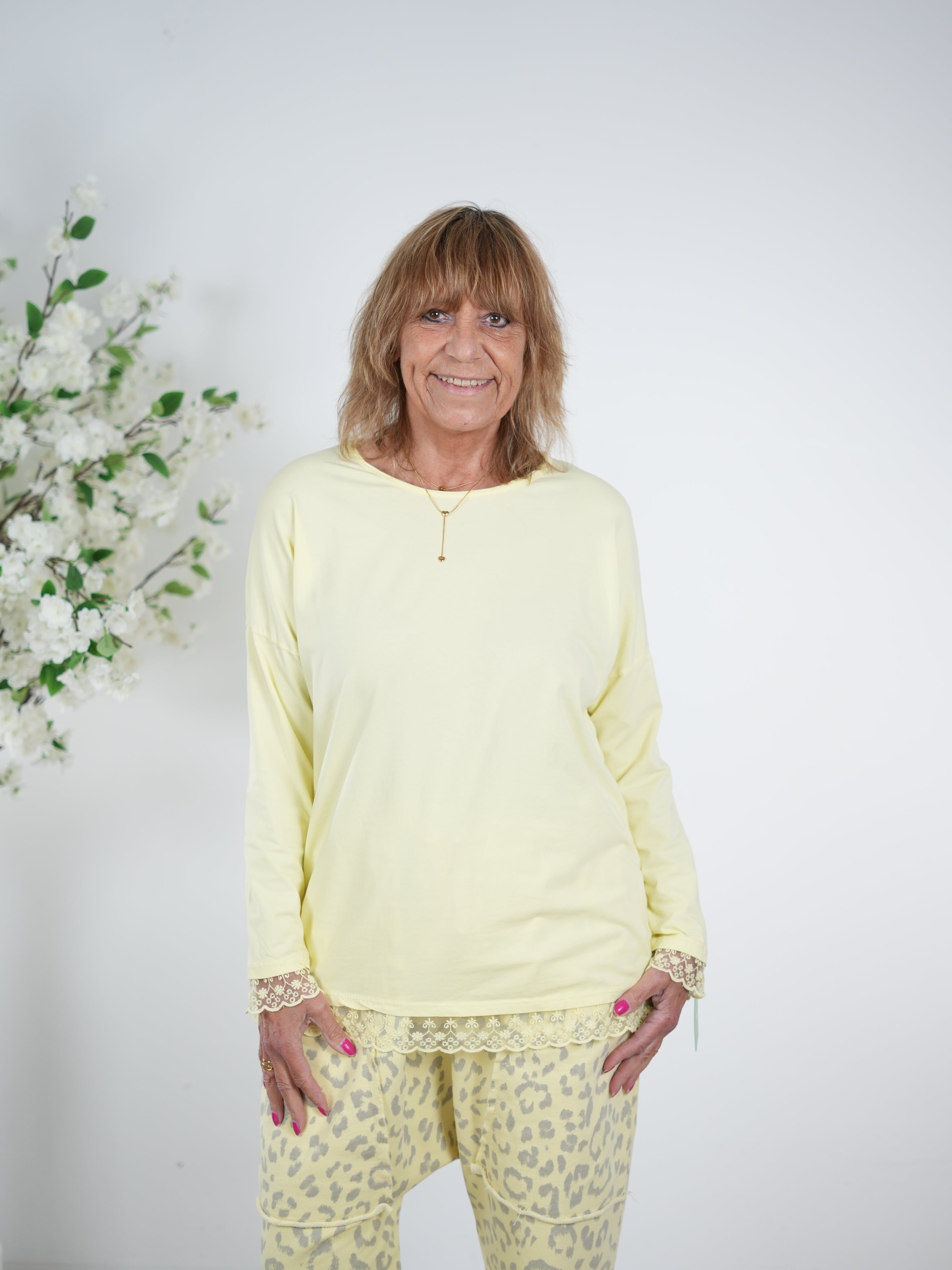 Basic Shirt mit Rundhalsausschnitt und Spitze am Abschluss One Size (ca Größe 38-42) Gelb