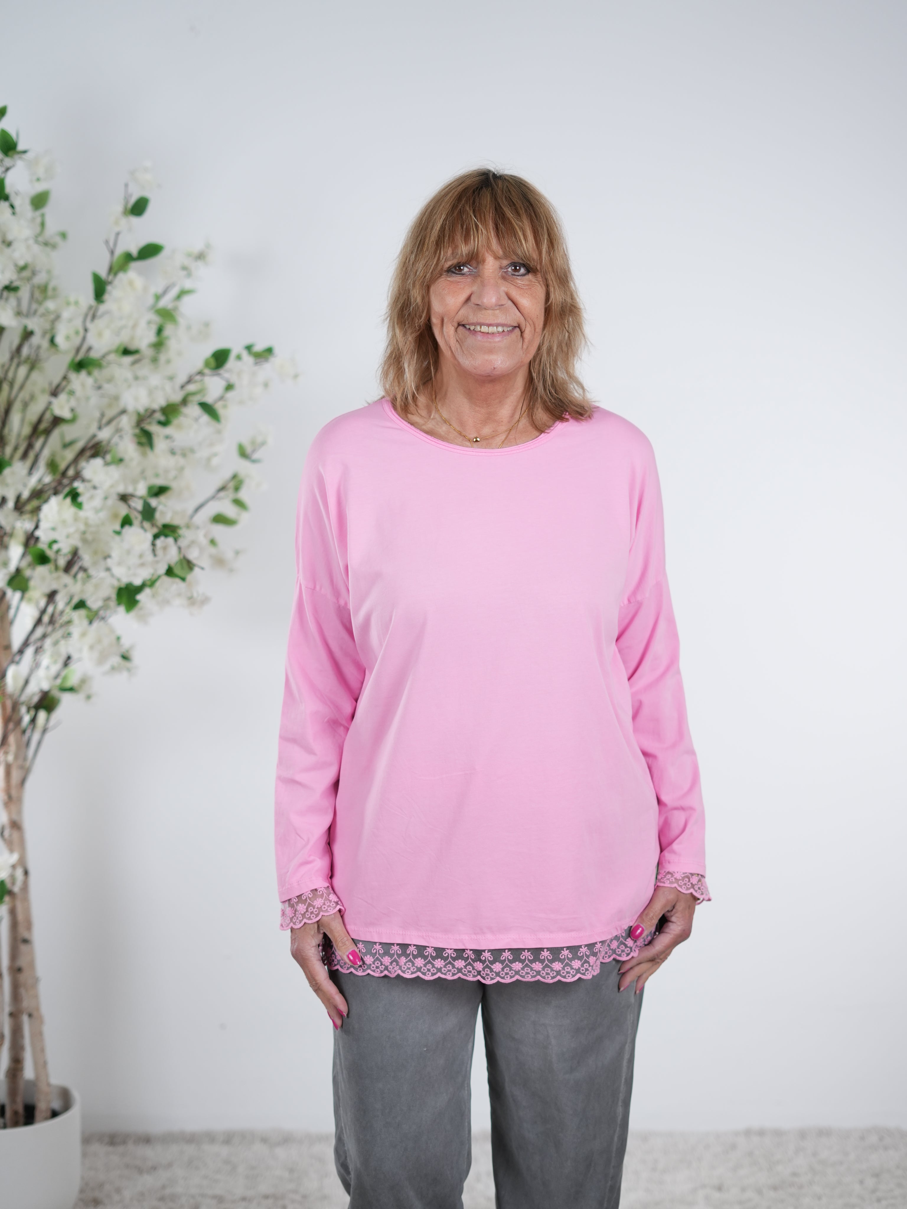 Basic Shirt mit Rundhalsausschnitt und Spitze am Abschluss