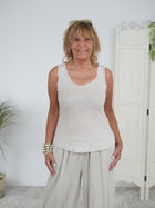 Basic Top mit ausgefranstem Ausschnitt