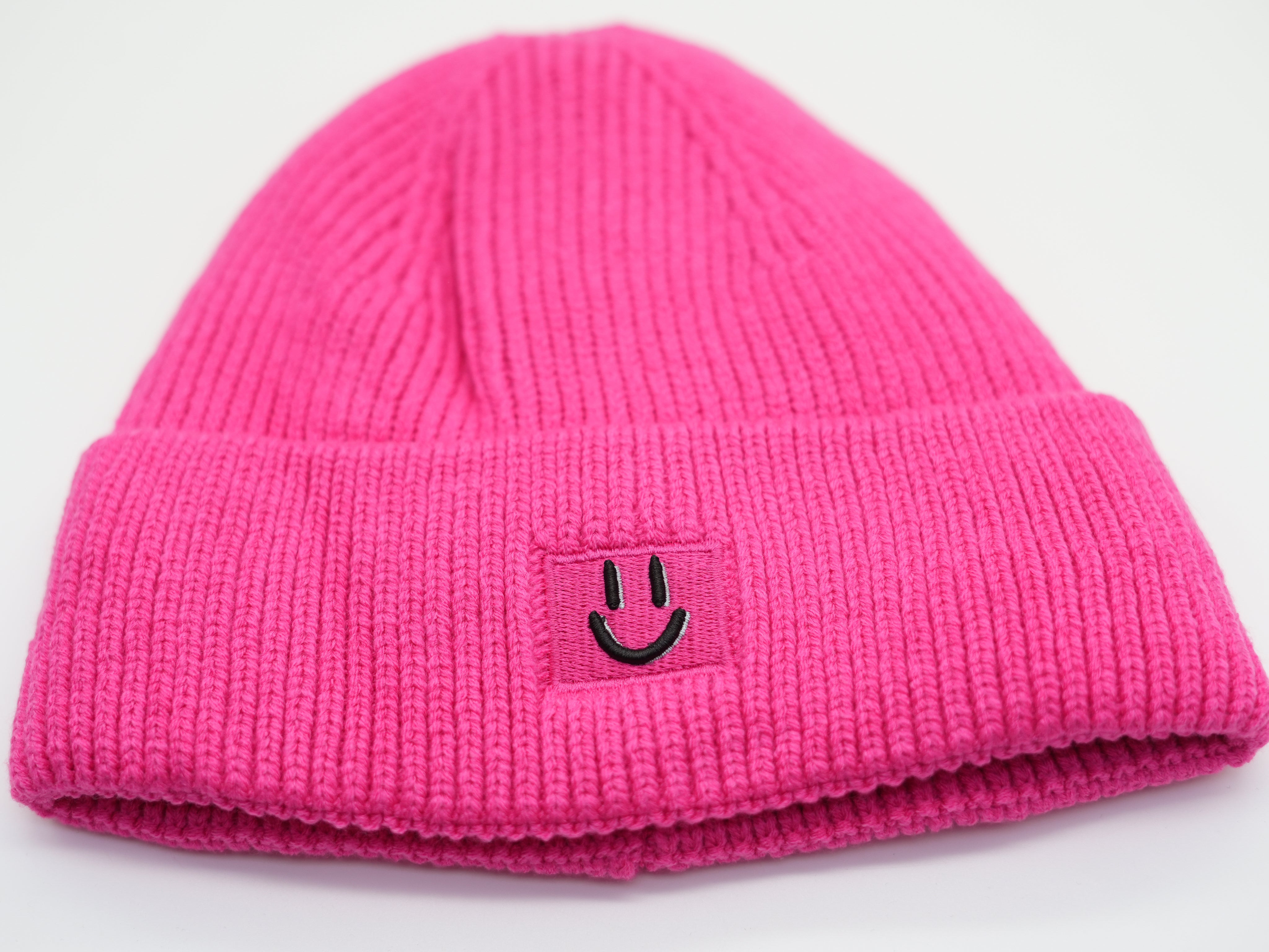 Pinke Damen Beanie aus Rippstrick mit gesticktem Smiley-Patch, modische Wintermütze.