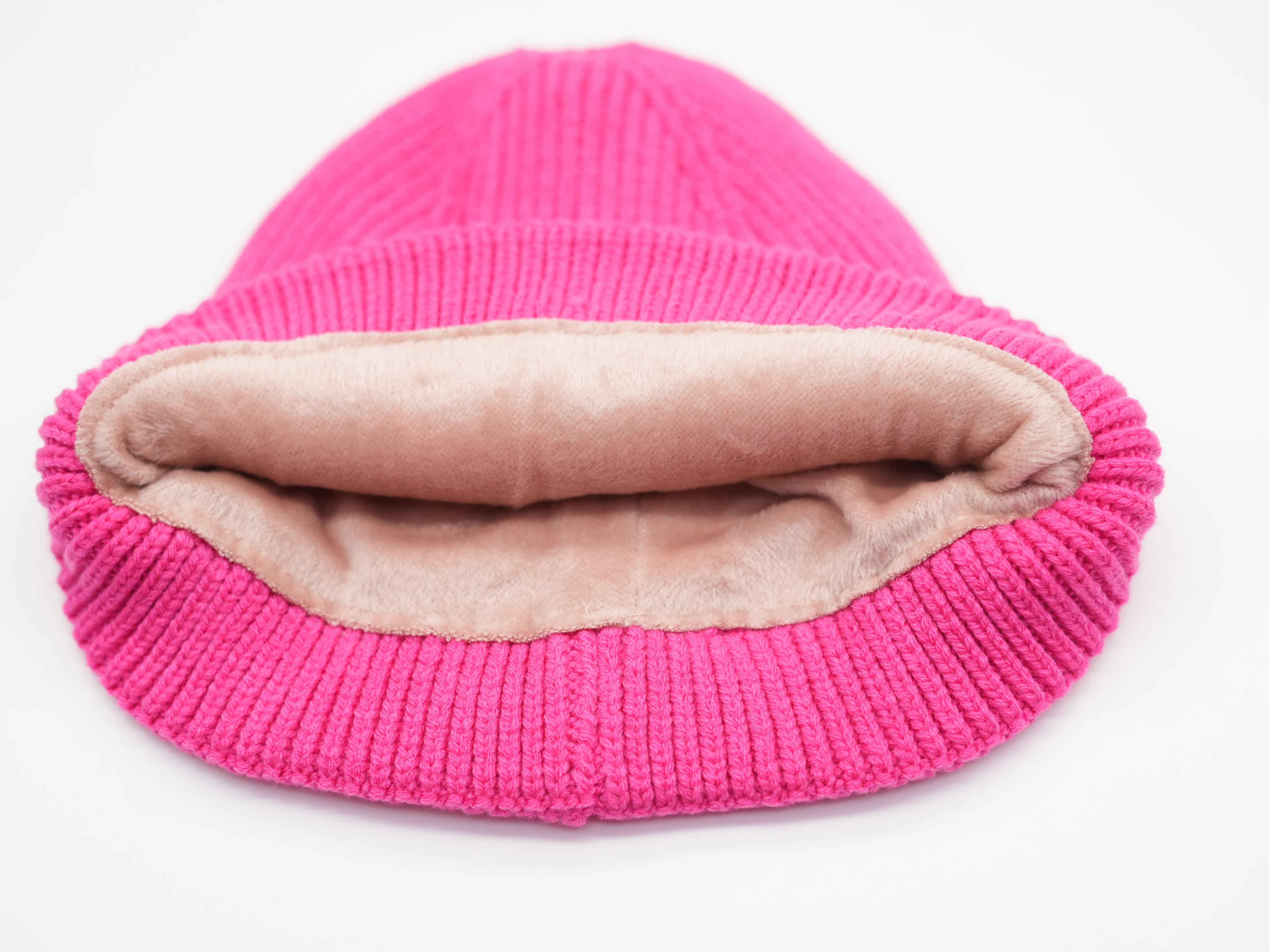 Detailansicht der pinken Damen Beanie mit weichem Fleece-Innenfutter, warme Strickmütze mit Smiley-Patch