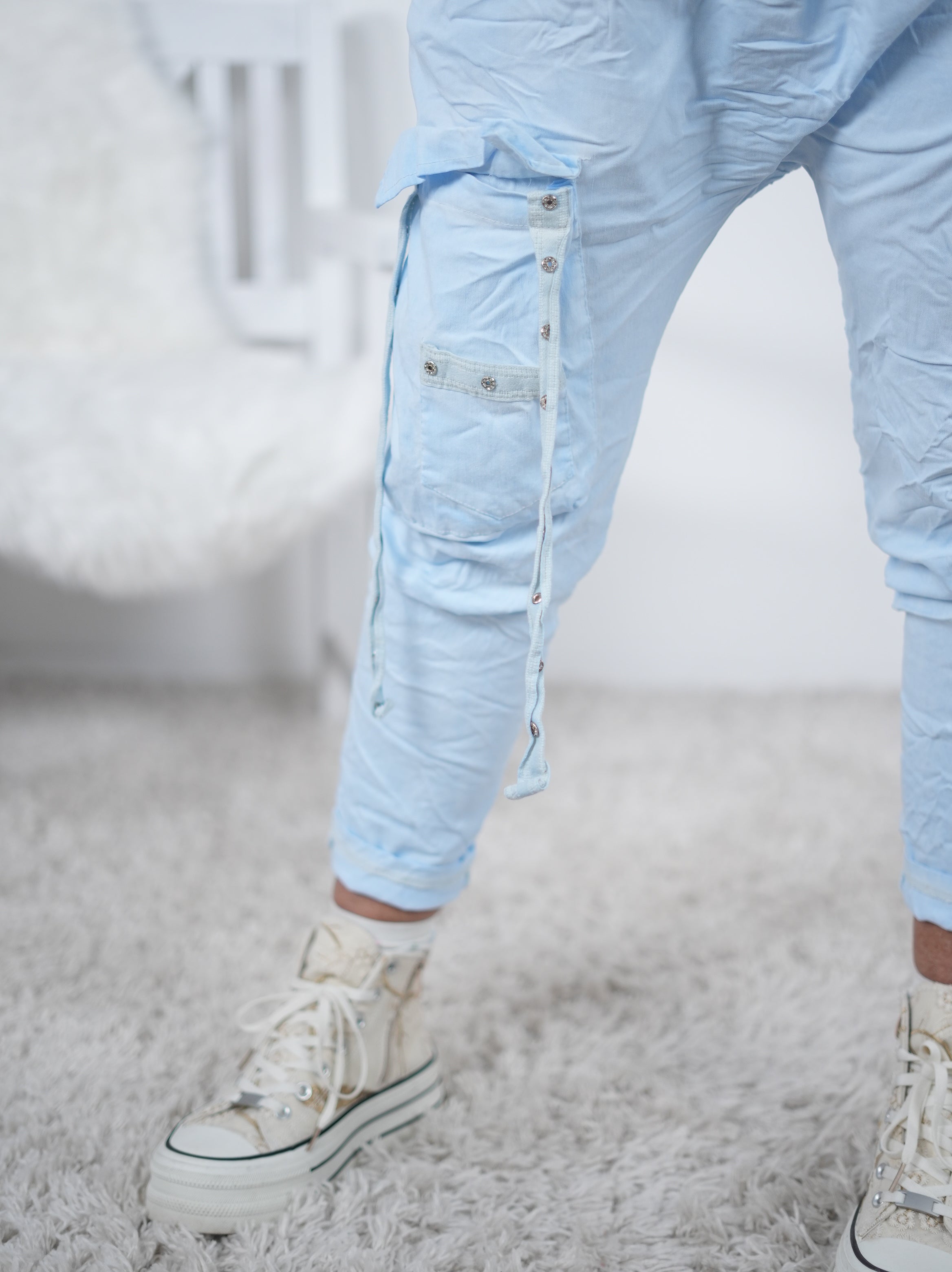 Bequeme Baggy mit aufgesetzter Tasche