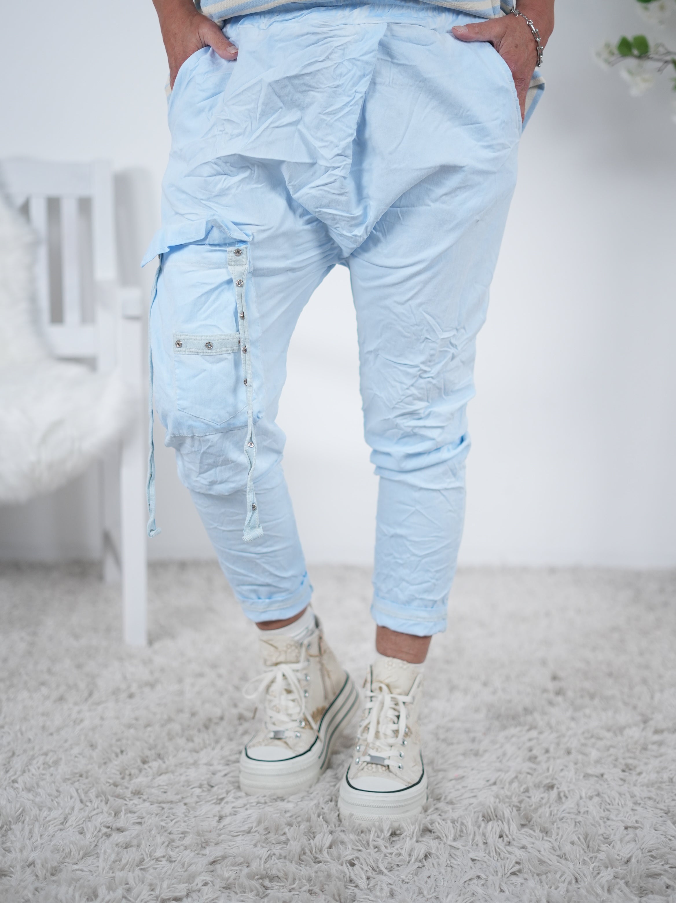 Bequeme Baggy mit aufgesetzter Tasche