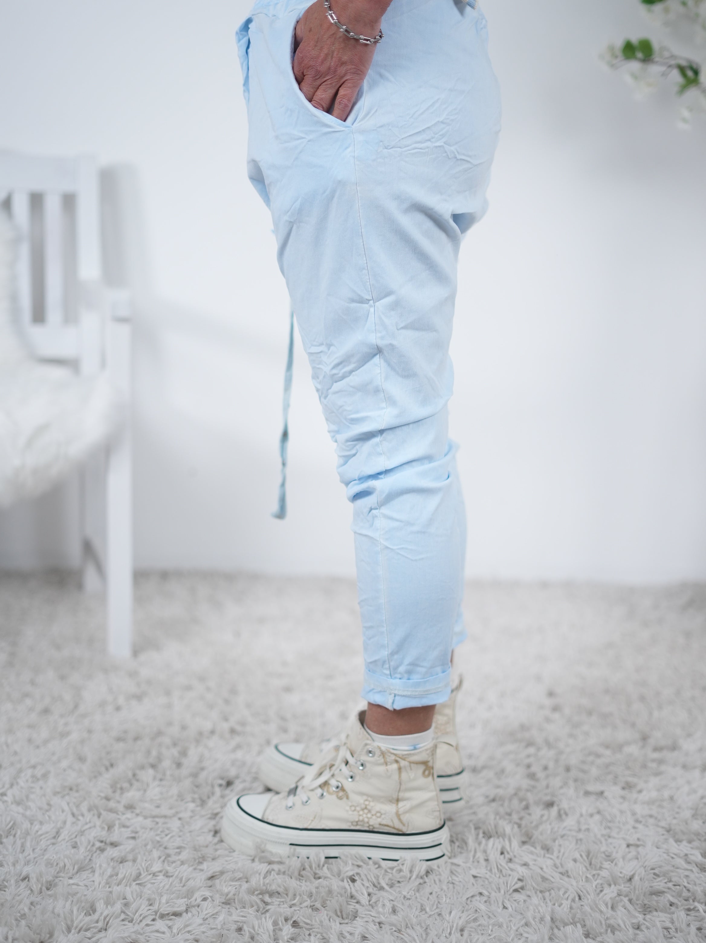 Bequeme Baggy mit aufgesetzter Tasche