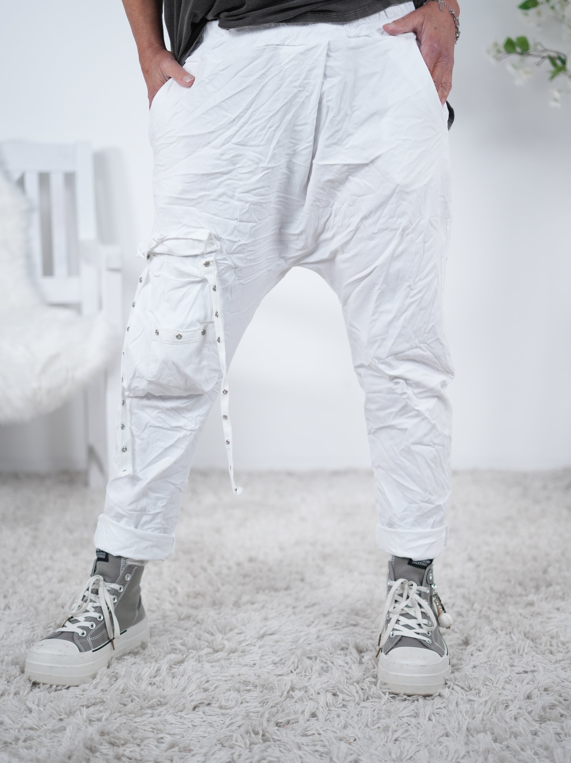Bequeme Baggy mit aufgesetzter Tasche One Size (ca Gr. 40-44) Weiß