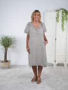 Bequemes Kleid im Materialmix mit Spitze verziert