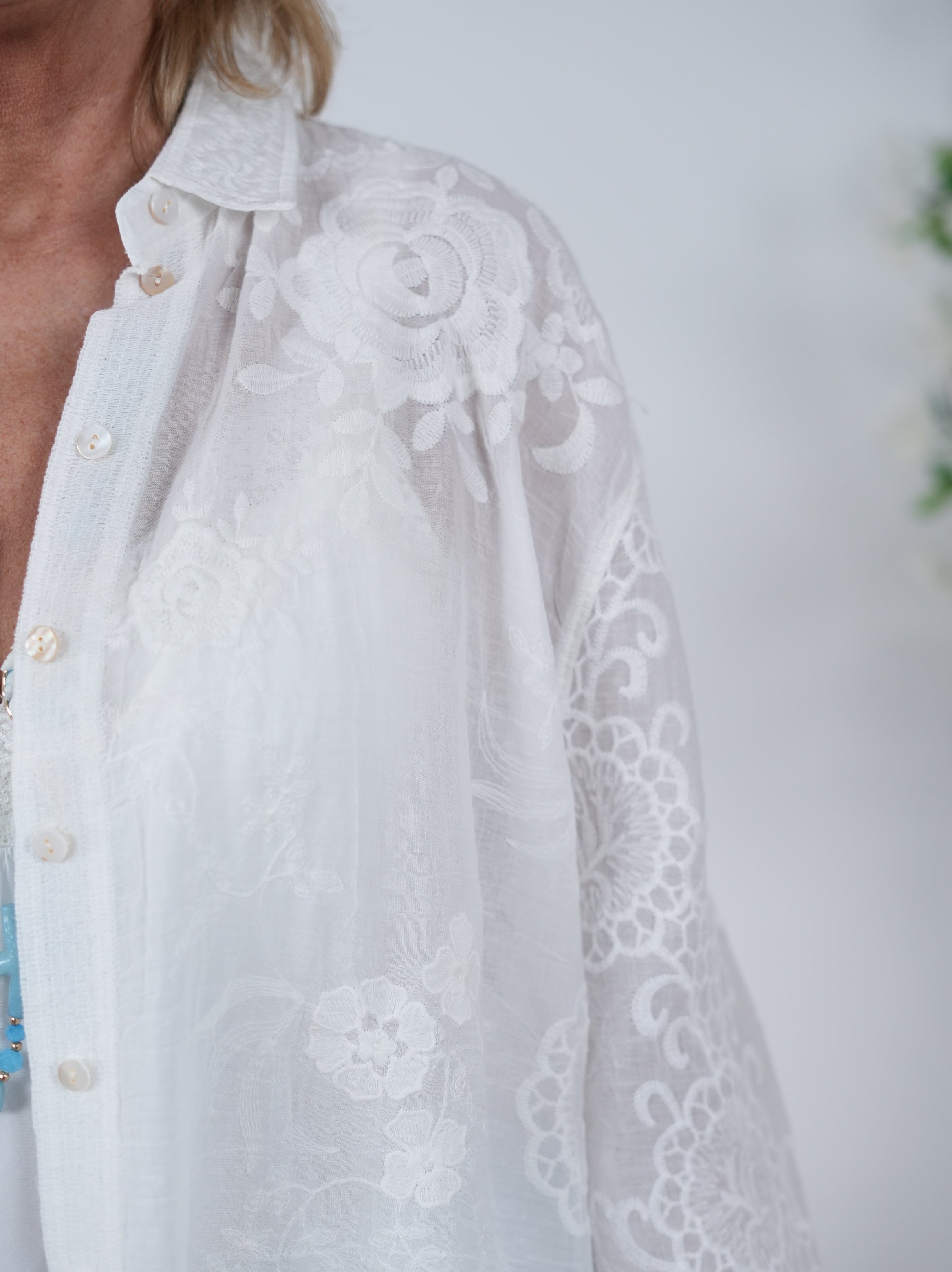 Bestickte Long Bluse mit Knopfleiste