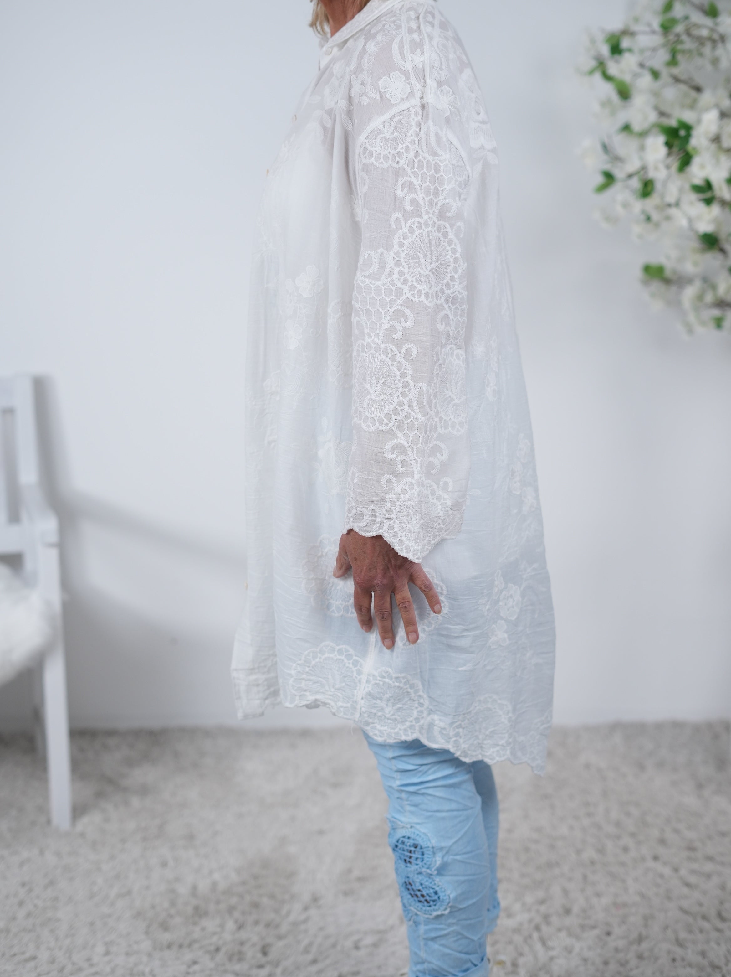 Bestickte Long Bluse mit Knopfleiste