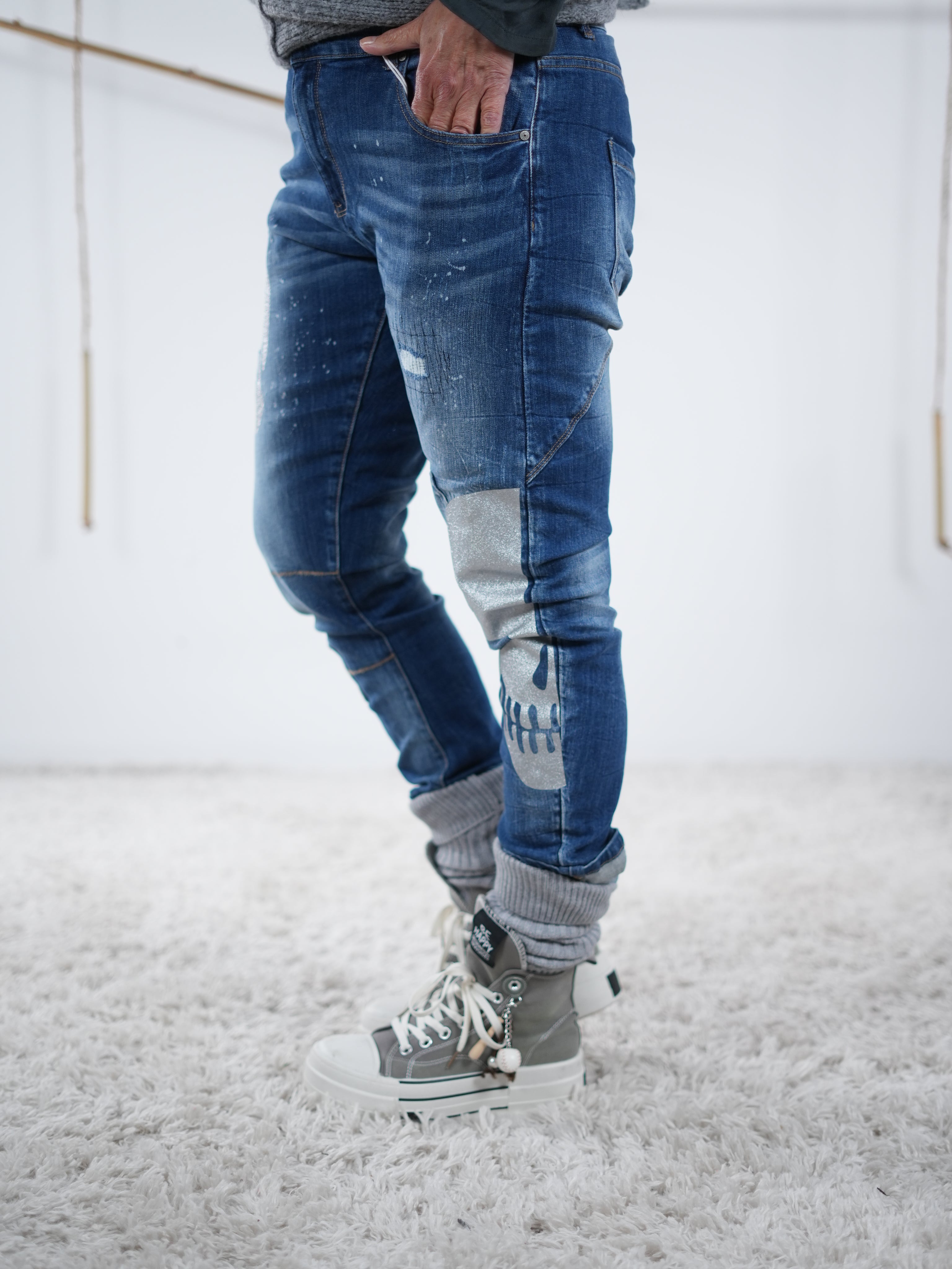 Seitliche Ansicht der Blue Jeans.