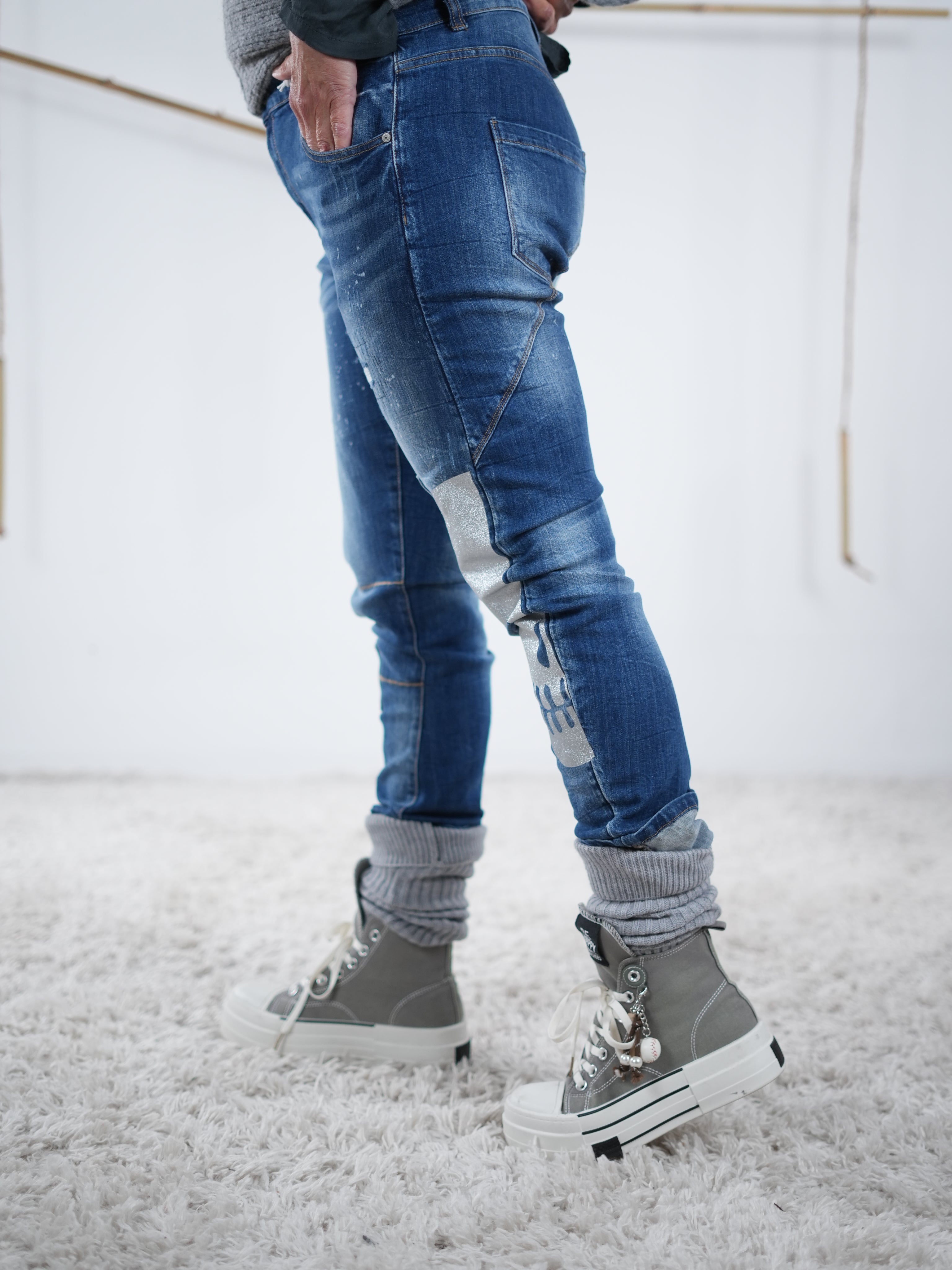 seitliche Ansicht der Blue Jeans. Die helle Waschung kommt zur Geltung.