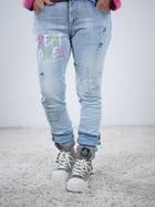 Blue Jeans mit Umschlag und buntem Schriftzug