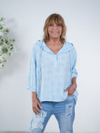 Bluse mit V-Ausschnitt und Kapuze