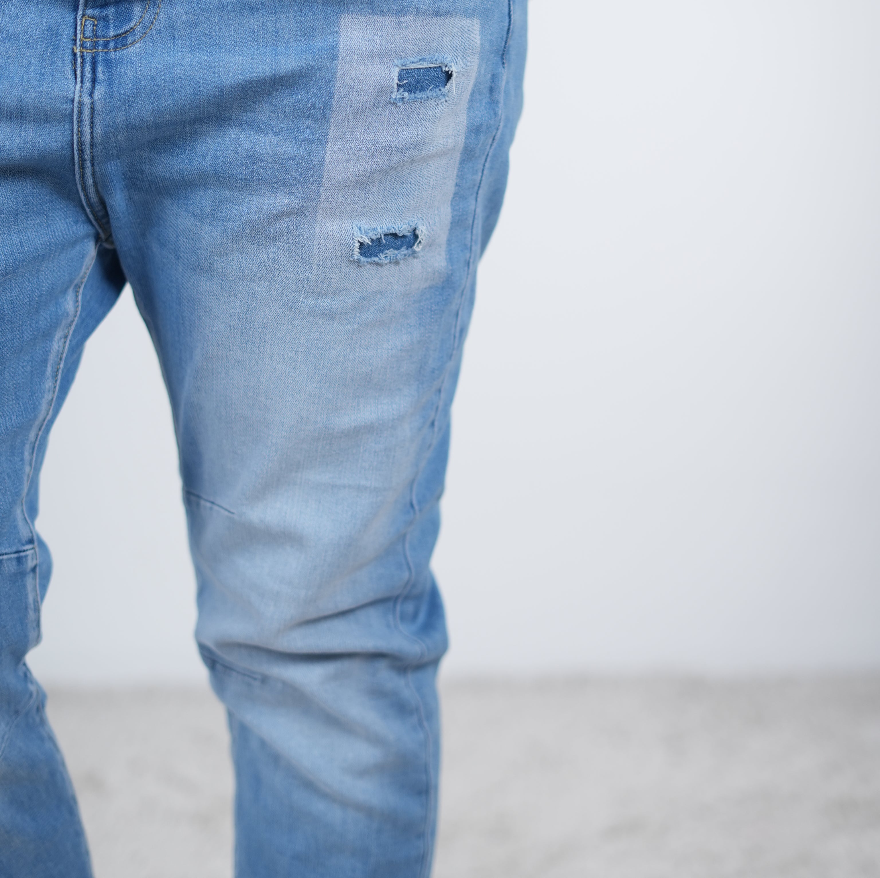 Boyfriend Jeans mit Schriftzug "wild" im destroyed Look