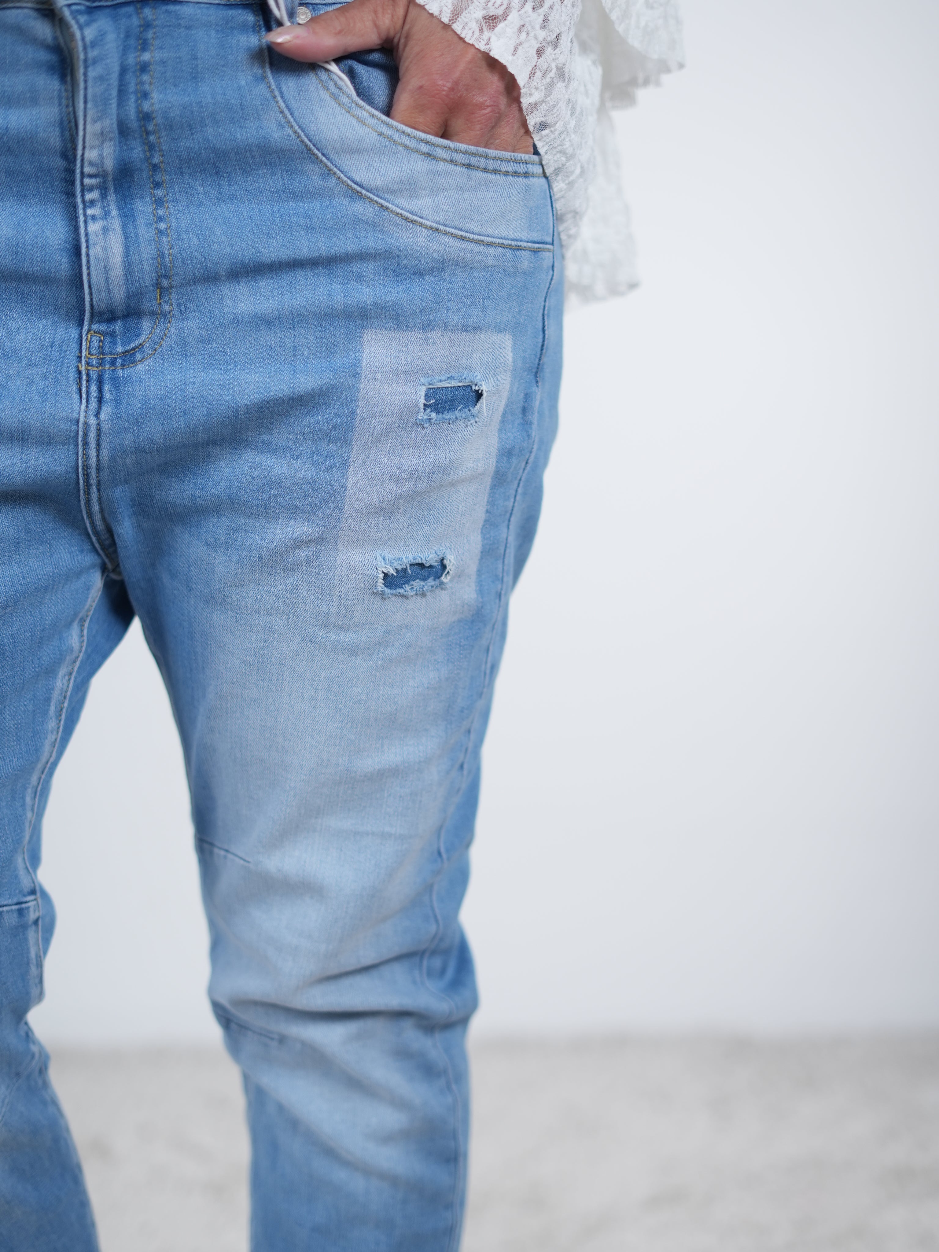 Boyfriend Jeans mit Schriftzug "wild" im destroyed Look