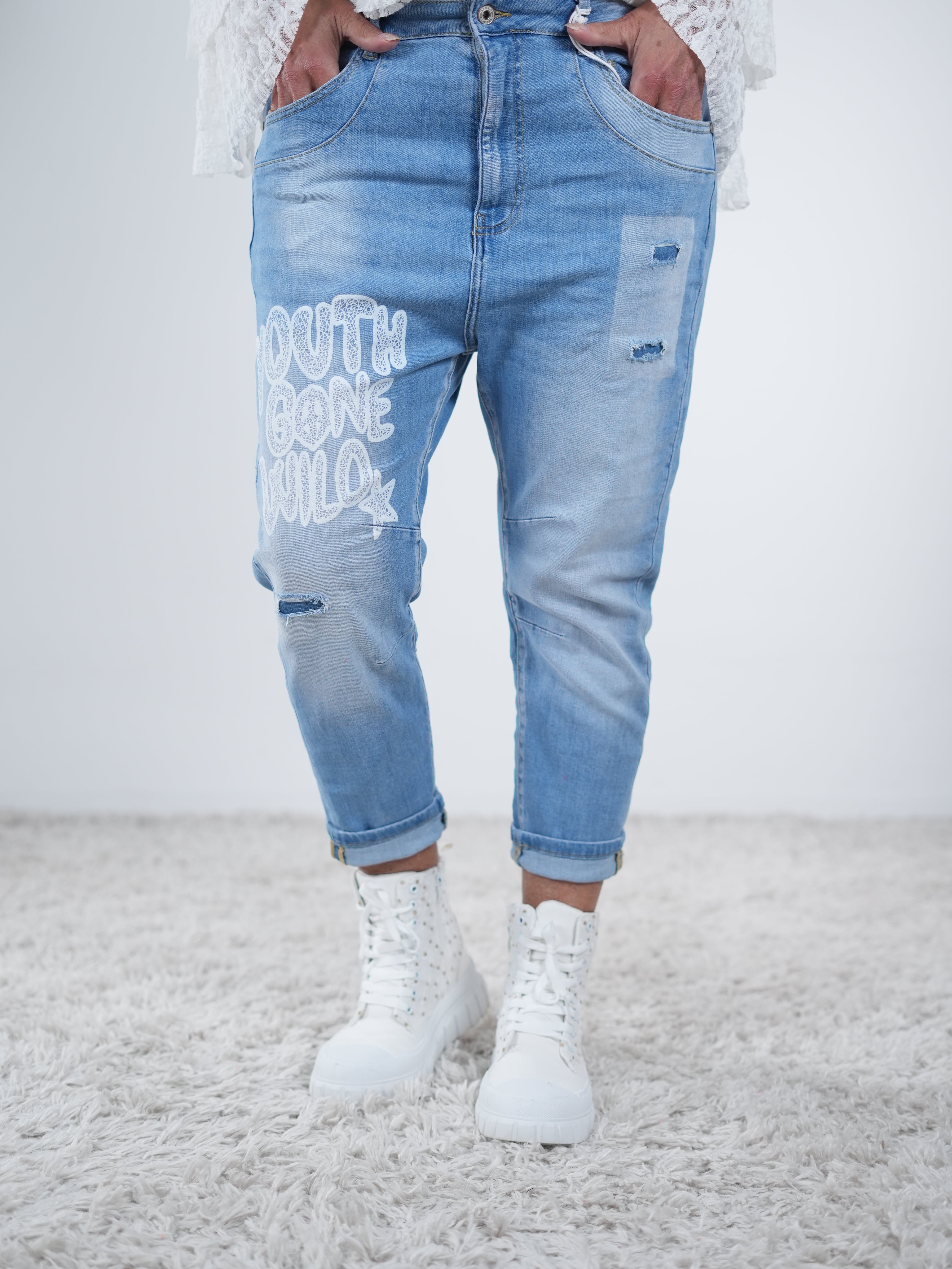 Boyfriend Jeans mit Schriftzug "wild" im destroyed Look