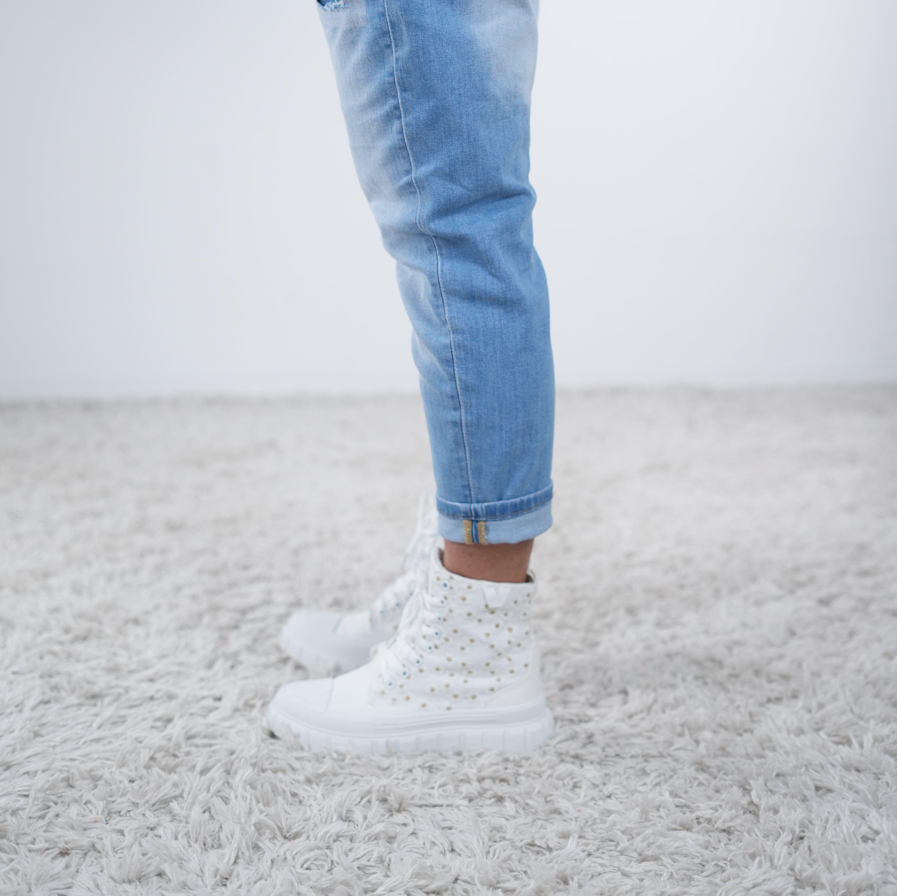 Boyfriend Jeans mit Schriftzug "wild" im destroyed Look