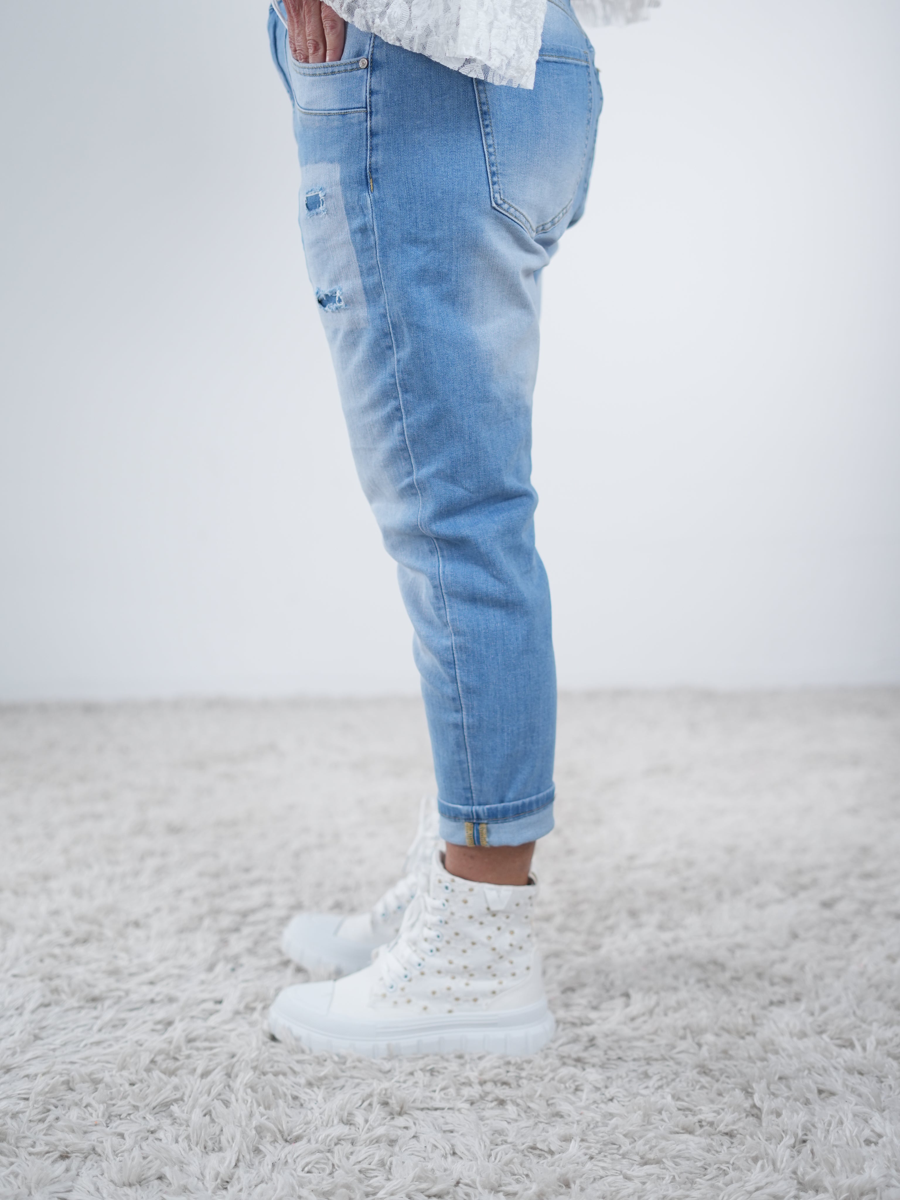 Boyfriend Jeans mit Schriftzug "wild" im destroyed Look