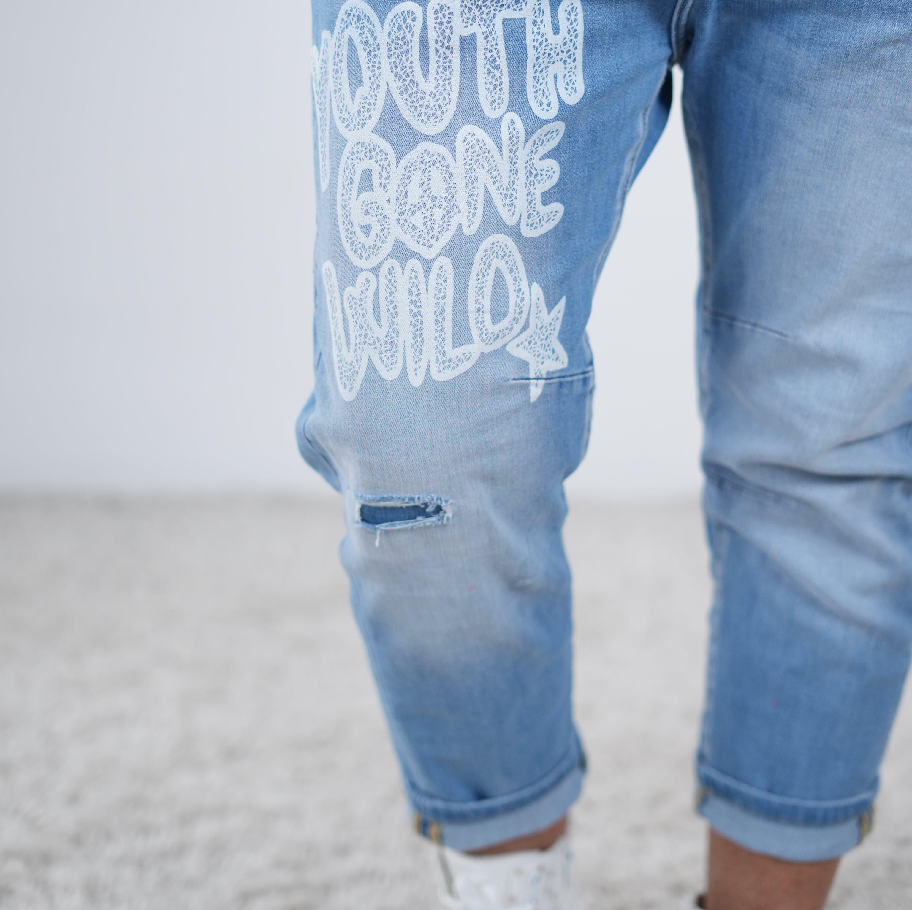 Boyfriend Jeans mit Schriftzug "wild" im destroyed Look