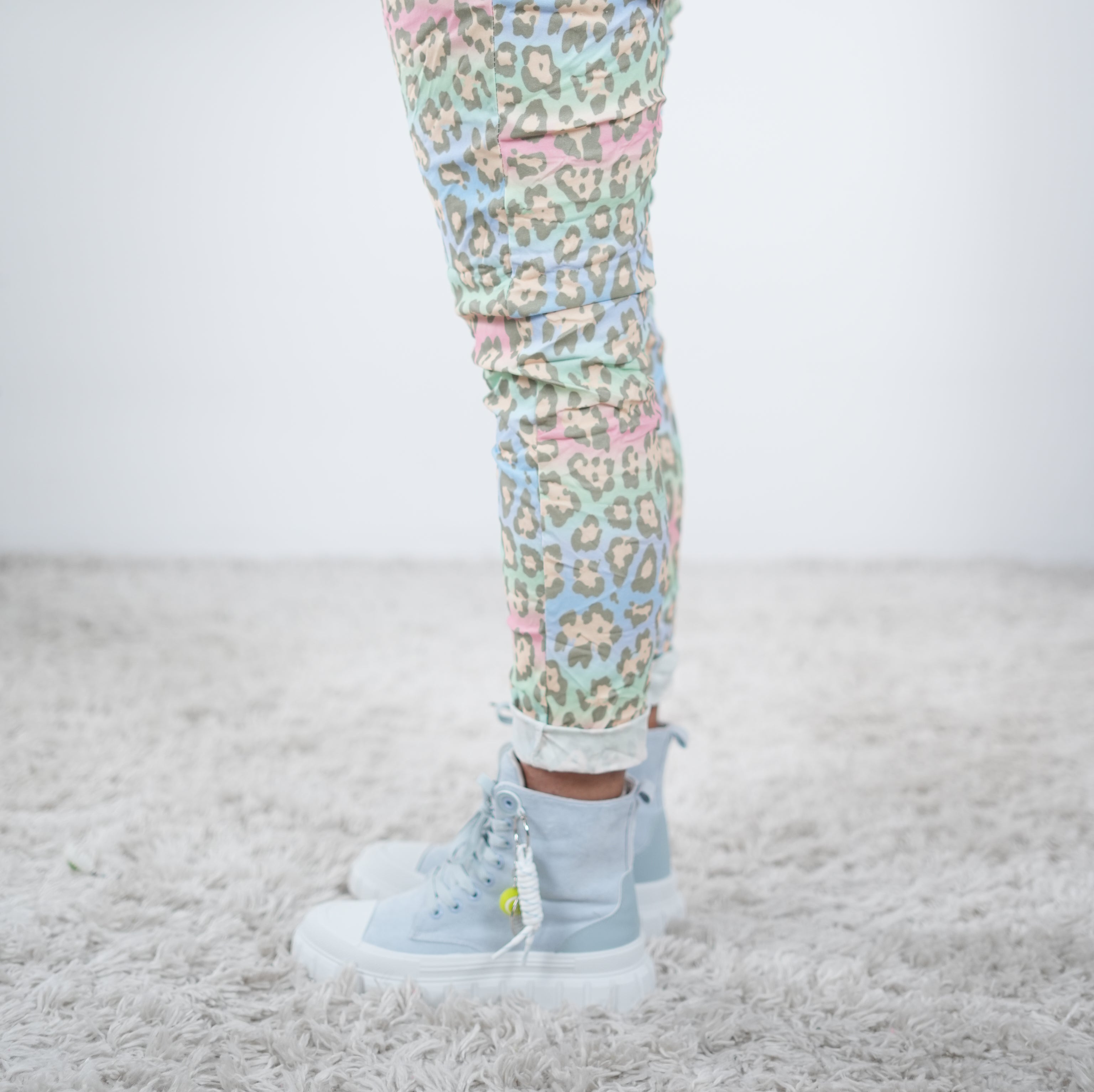 Bunte Jogpant im Leo Look