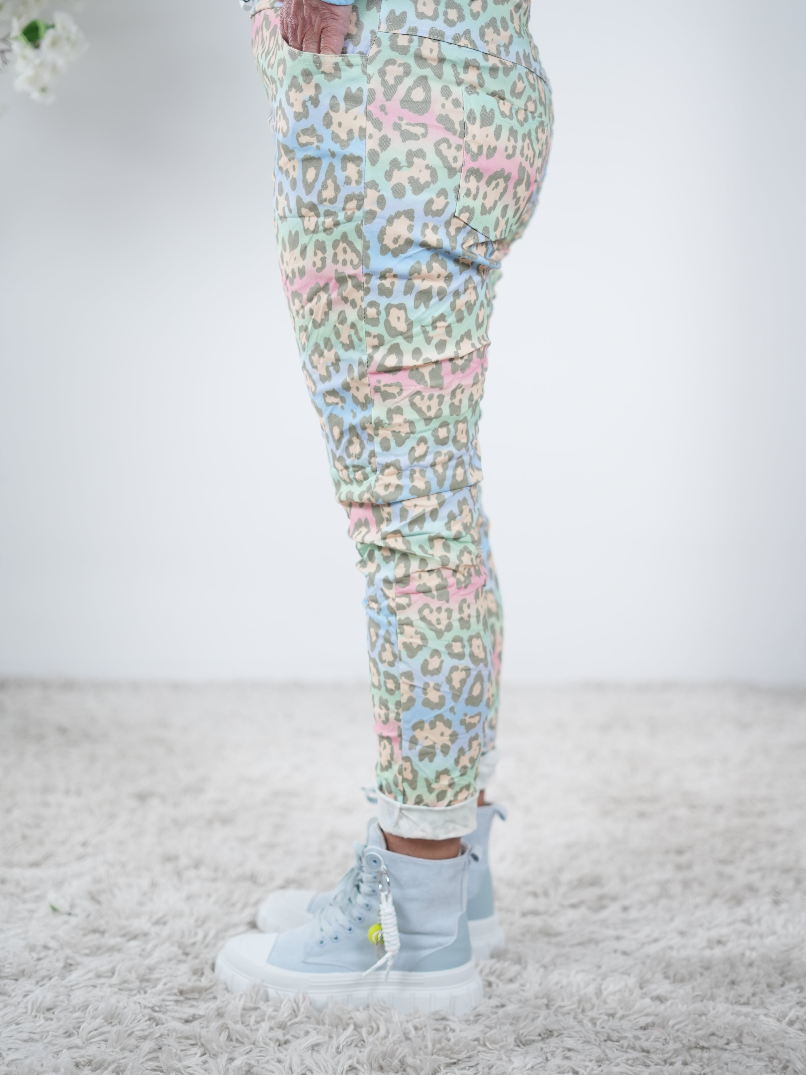 Bunte Jogpant im Leo Look