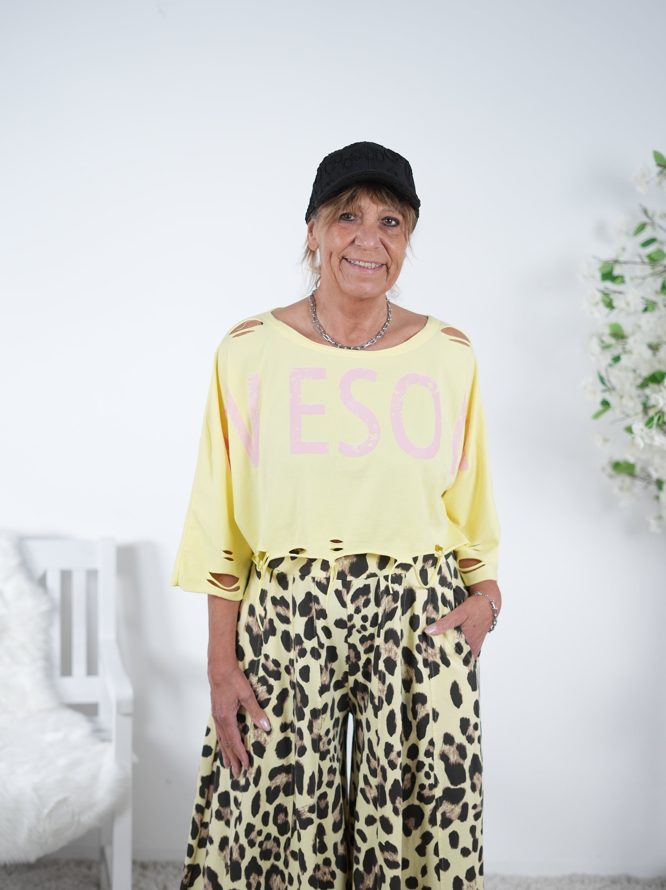 Crop Shirt im destroyed Look und Schriftzug One Size (ca Gr. 38 "oversize"-42 44) Gelb