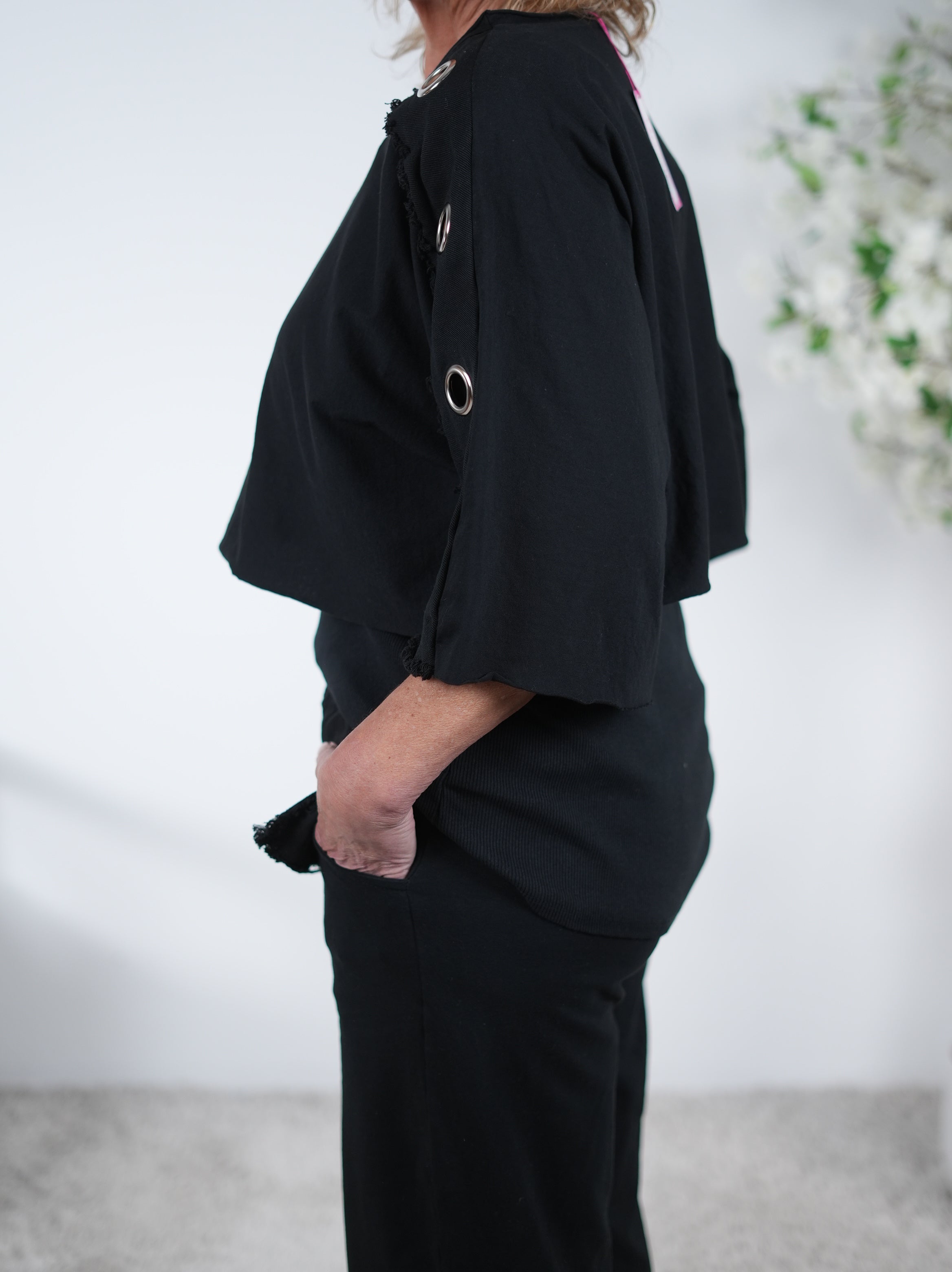 Crop Shirt mit Ösen verziert