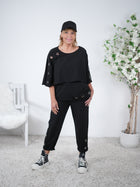 Bequemes Crop Shirt mit silbernen Ösen